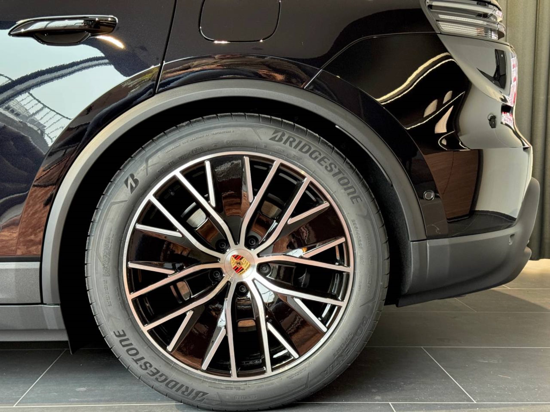 PORSCHE Macan 4-image-11