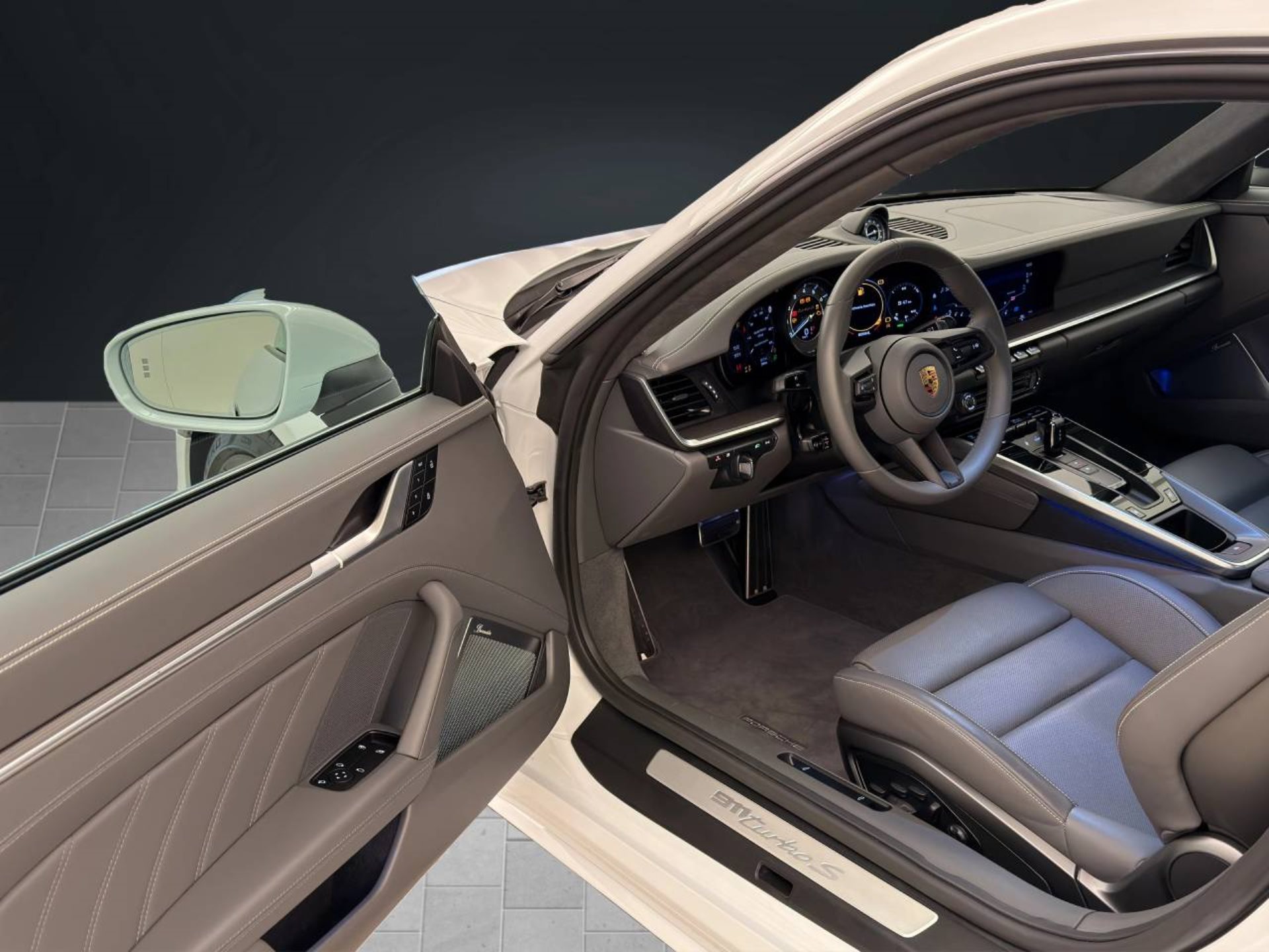 PORSCHE 911 Turbo S-image-3