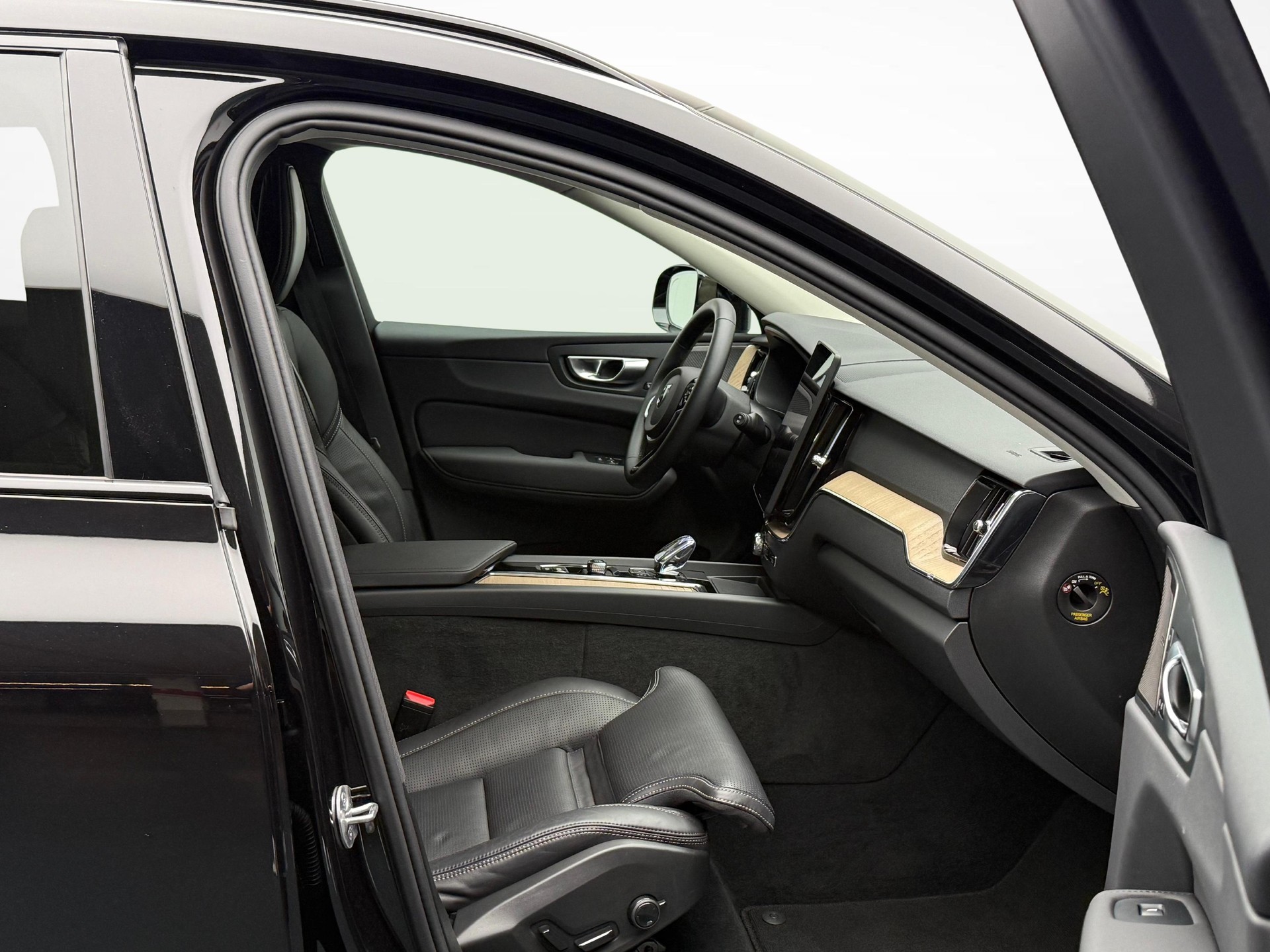 VOLVO XC60 2.0 B5 MH Plus Dark AWD-image-9