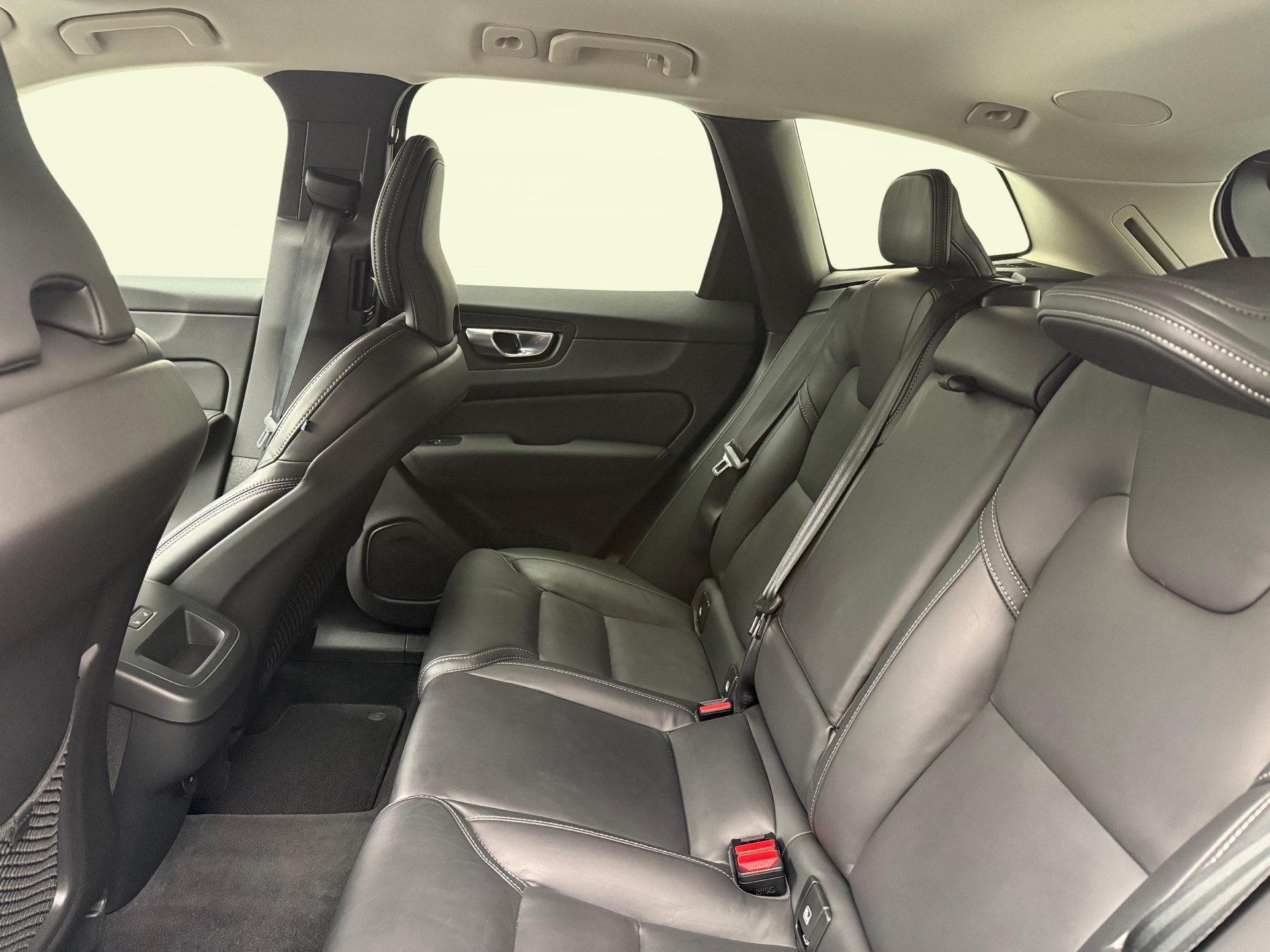 VOLVO XC60 2.0 B5 MH Plus Dark AWD-image-10