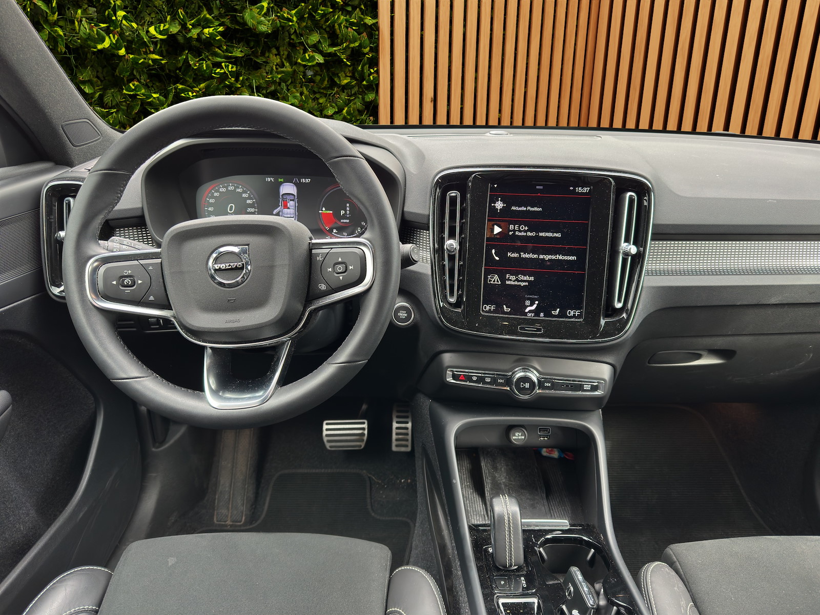 VOLVO XC40 1.5 T4 PiH R-Design-image-9