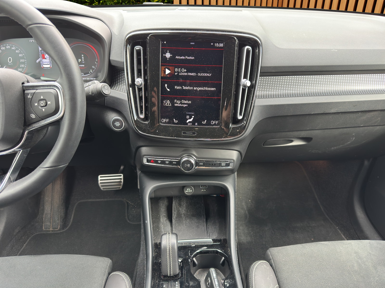 VOLVO XC40 1.5 T4 PiH R-Design-image-11