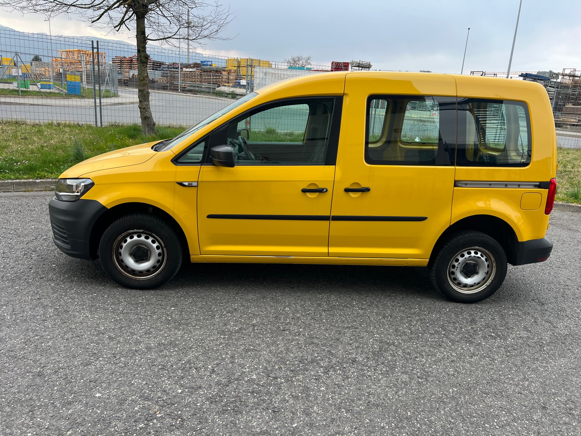 VW Caddy 2.0TDI 4Motion BlueMotion Technology-image-2