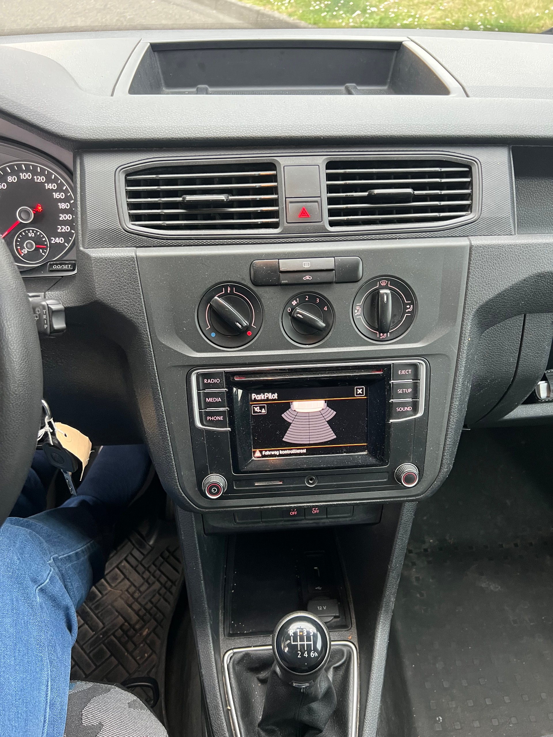 VW Caddy 2.0TDI 4Motion BlueMotion Technology-image-12