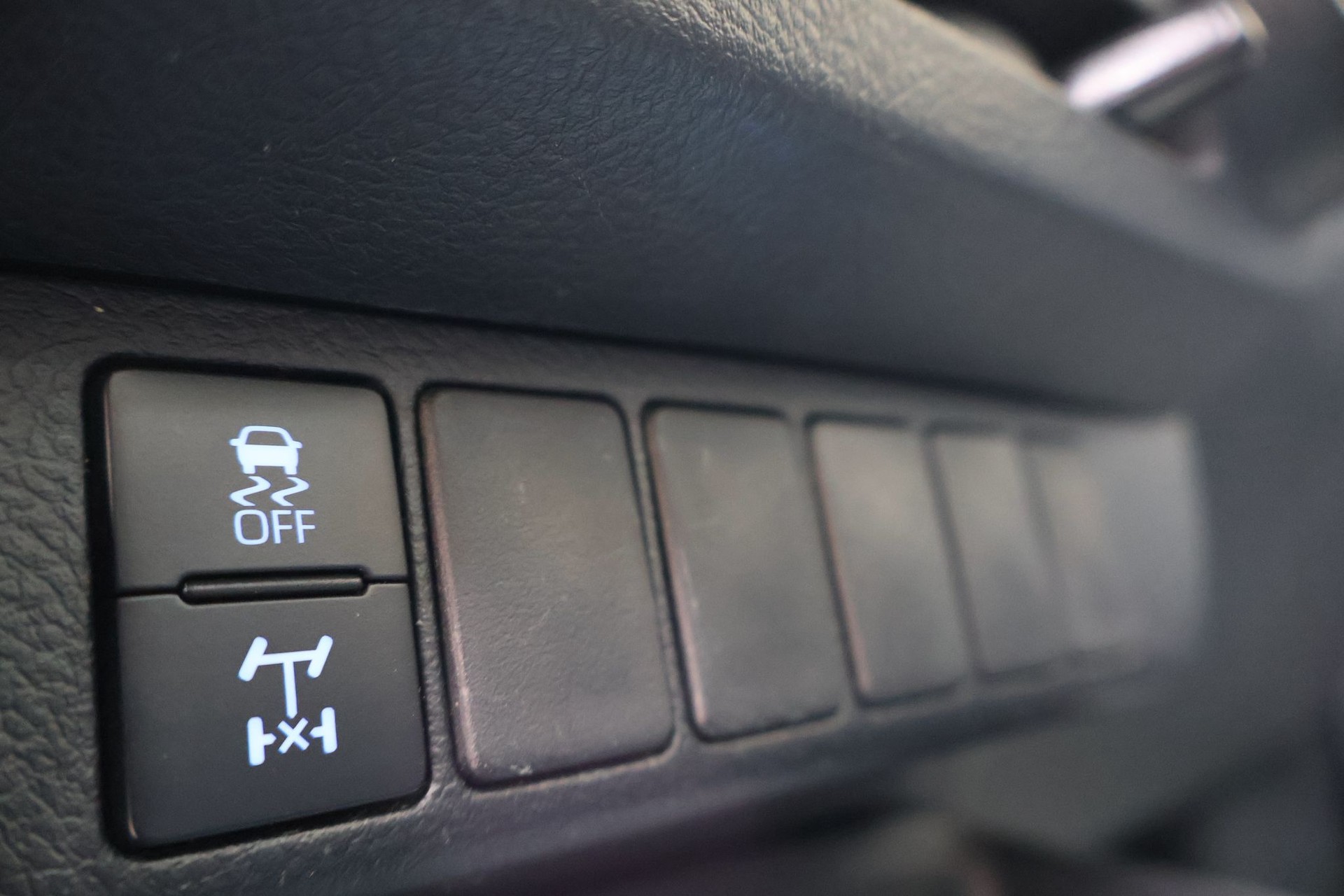 TOYOTA Hilux 2.4D-4D Comfort Single Cab 4x4-image-8