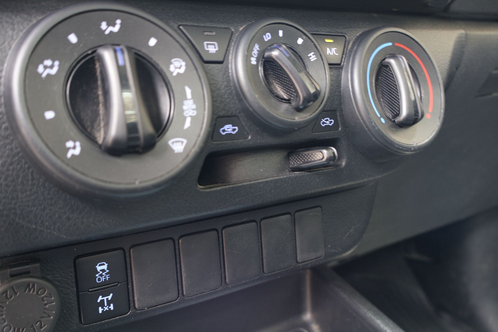 TOYOTA Hilux 2.4D-4D Comfort Single Cab 4x4-image-11