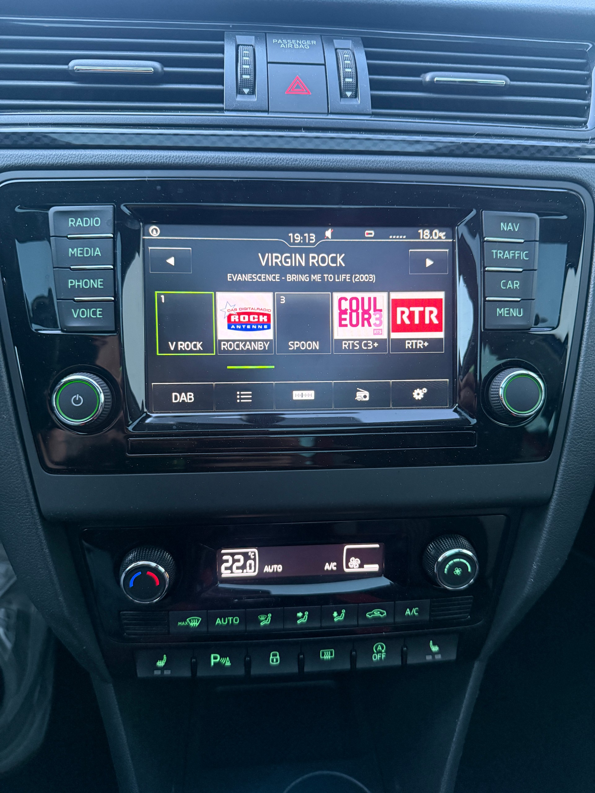 SKODA Rapid Spaceback 1.2 TSI Monte Carlo *PANORAMADACH*DAB*NAVI*BLUETOOTH*MFK FRISCH*-image-12