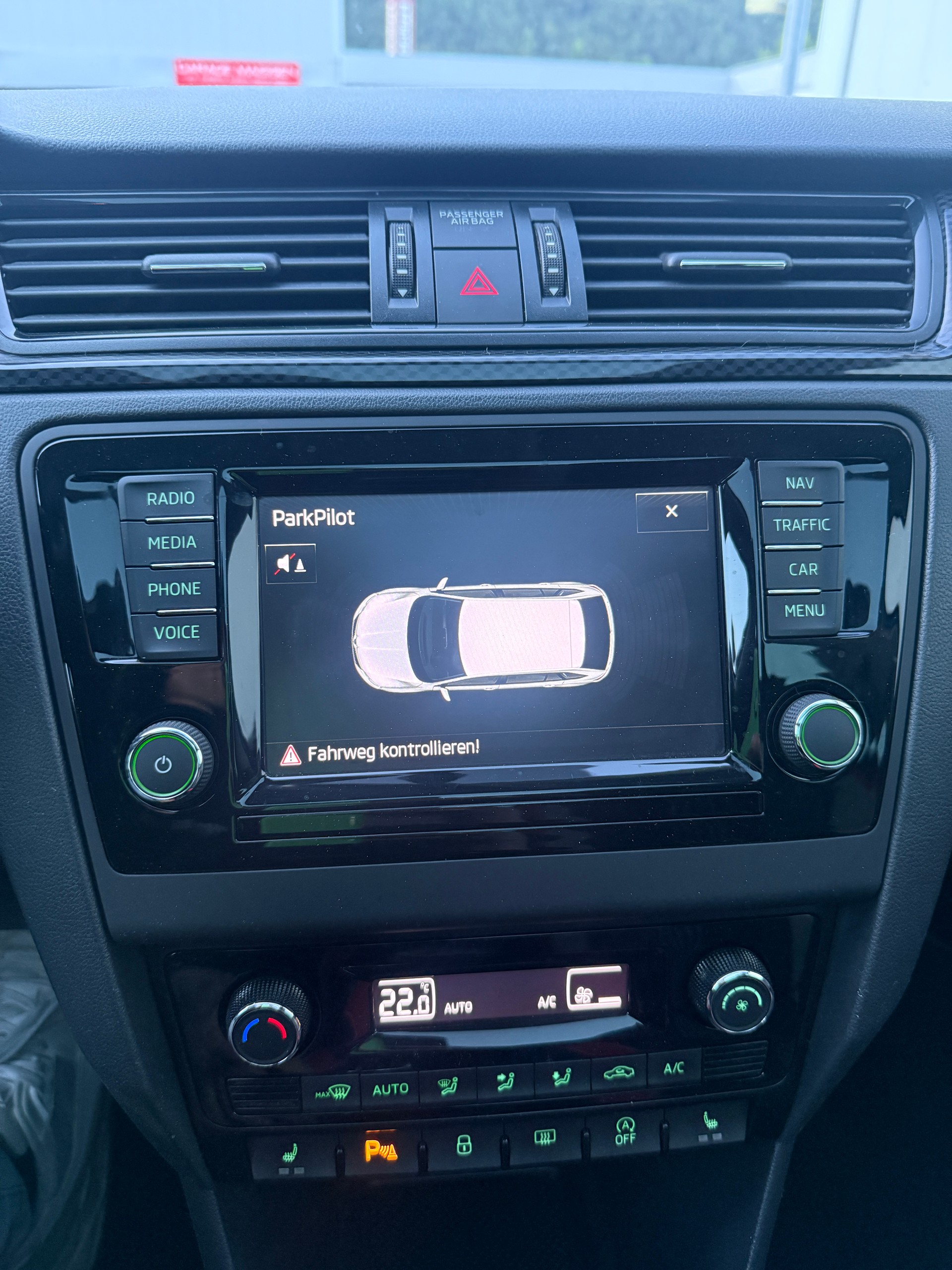 SKODA Rapid Spaceback 1.2 TSI Monte Carlo *PANORAMADACH*DAB*NAVI*BLUETOOTH*MFK FRISCH*-image-25