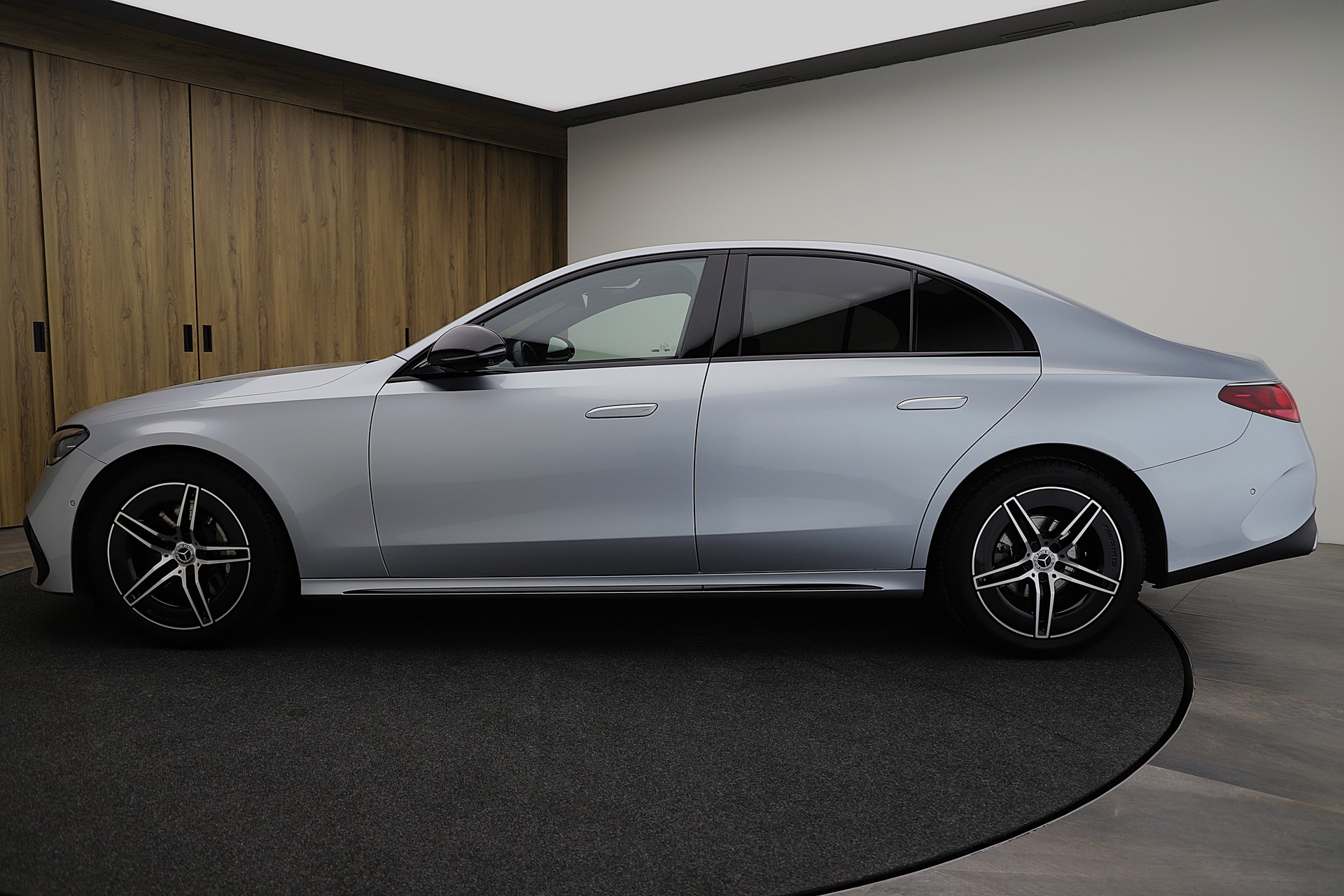 MERCEDES-BENZ E 220 d 9G-Tronic AMG Advance Plus und Night Paket-image-2