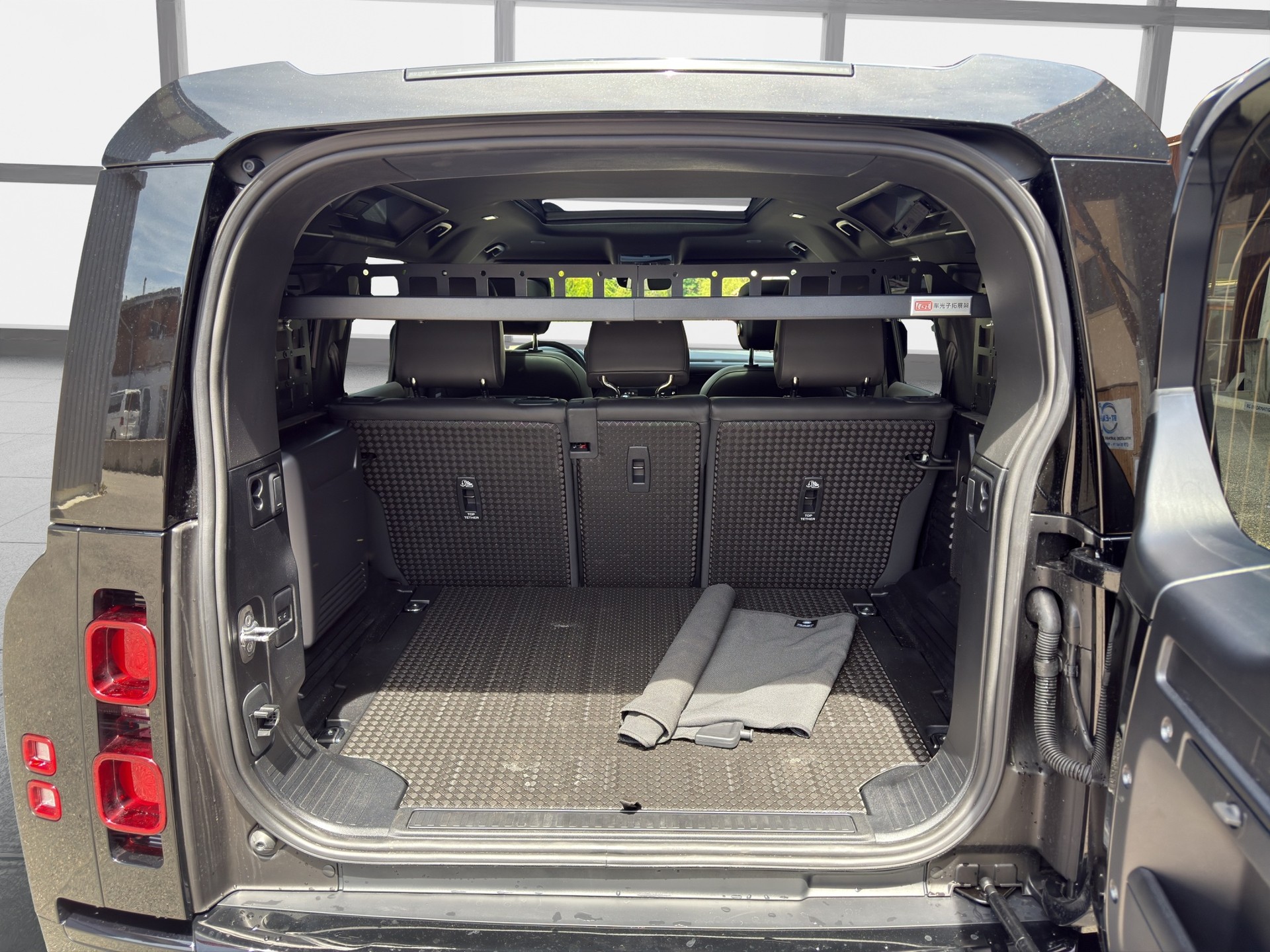LAND ROVER Defender 110 3.0 D I6 300 X-Dynamic HSE AWD AT8-image-10