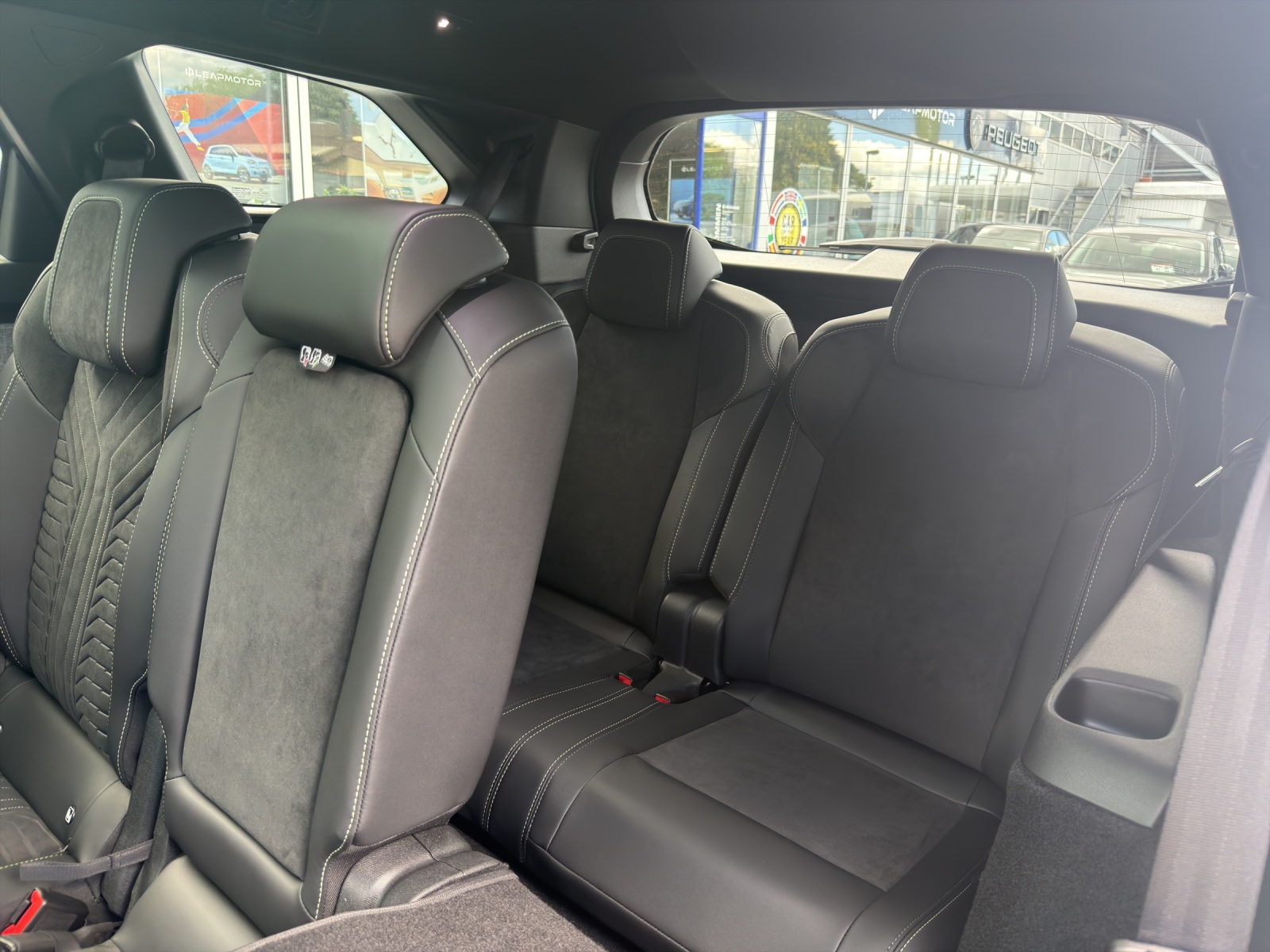 PEUGEOT 5008 NEW 1.6 PHEV 225 GT-image-10