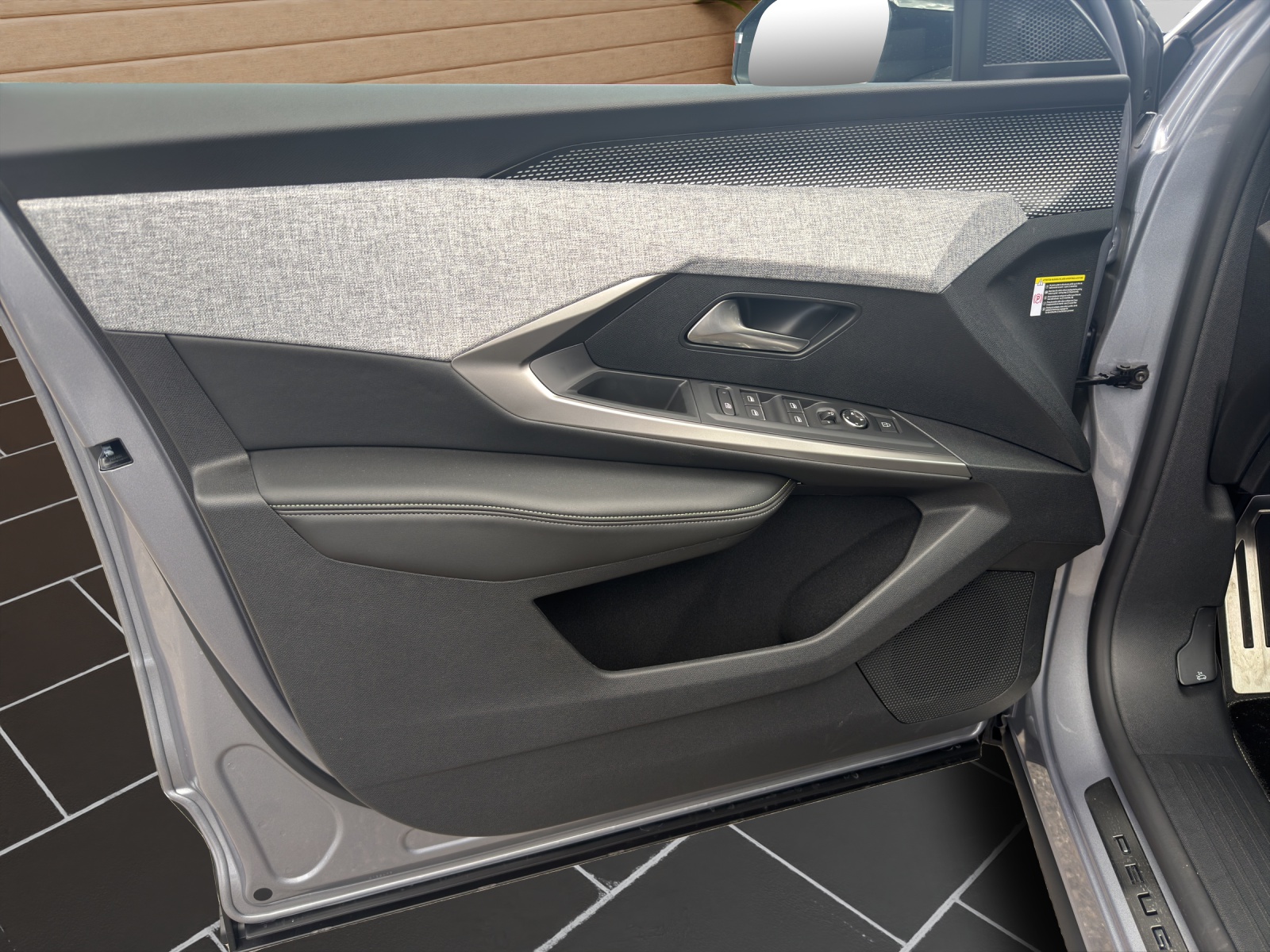 PEUGEOT 5008 NEW 1.6 PHEV 225 GT-image-13