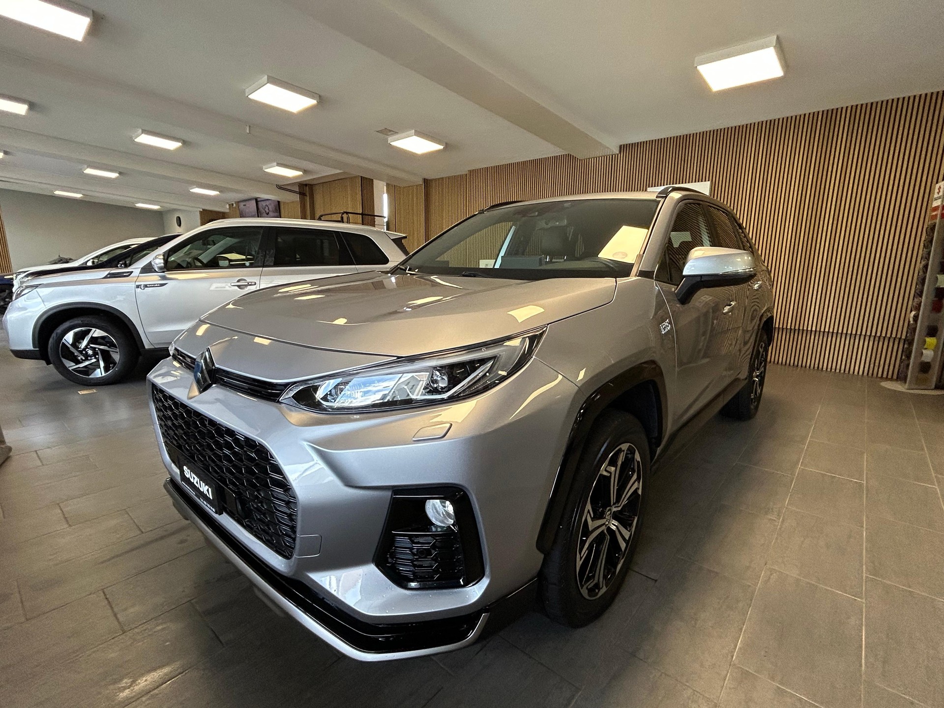 SUZUKI Across 2.5 PHEV Compact Top 4x4-image-3
