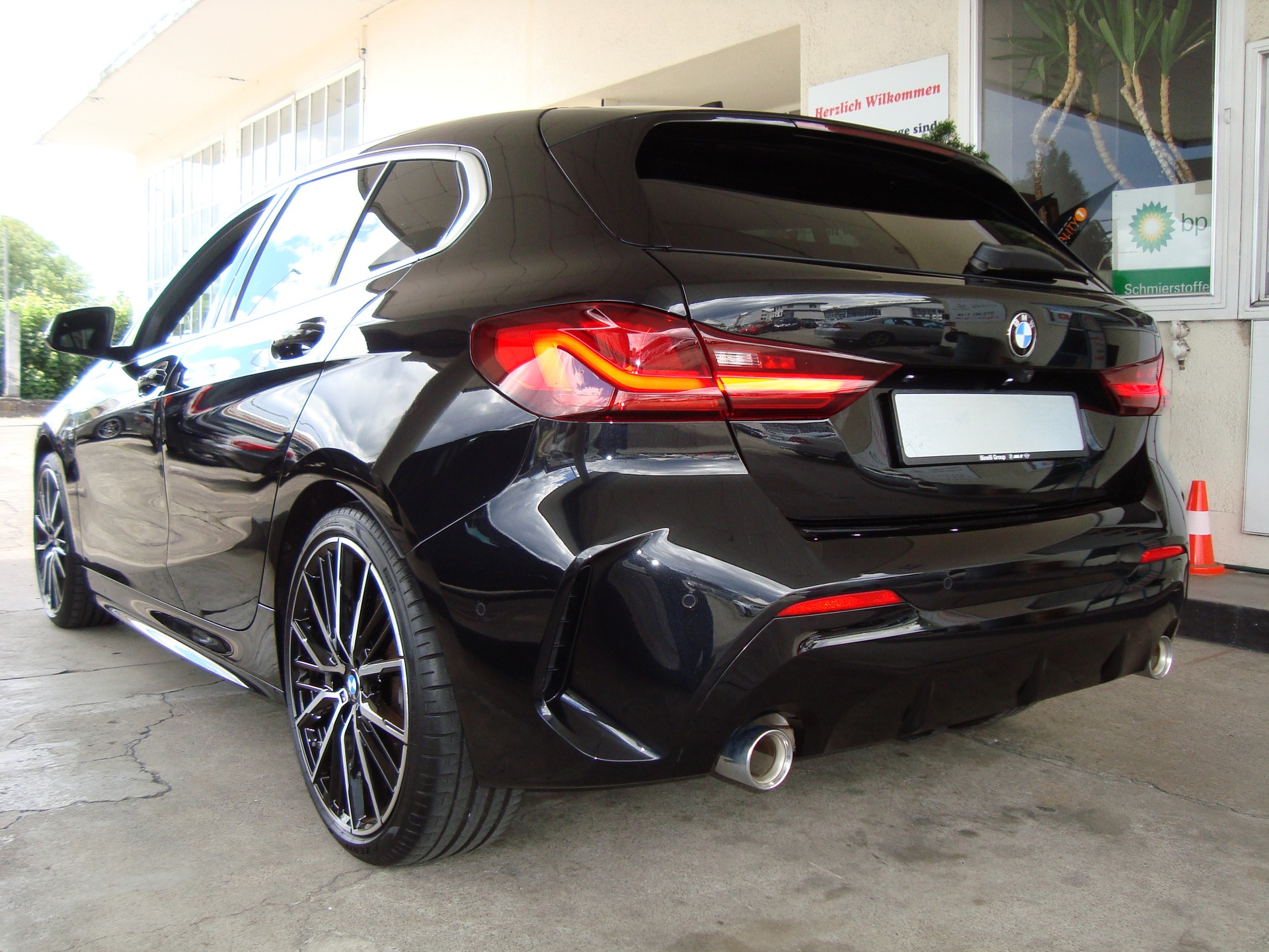 BMW 120i Pure M Sport Steptronic-image-3