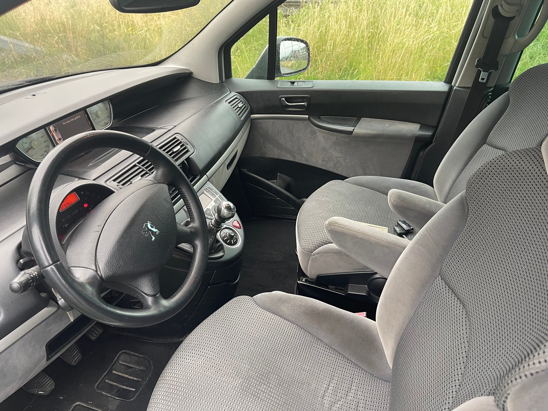 PEUGEOT 807 2.0 16V HDi Family-image-7