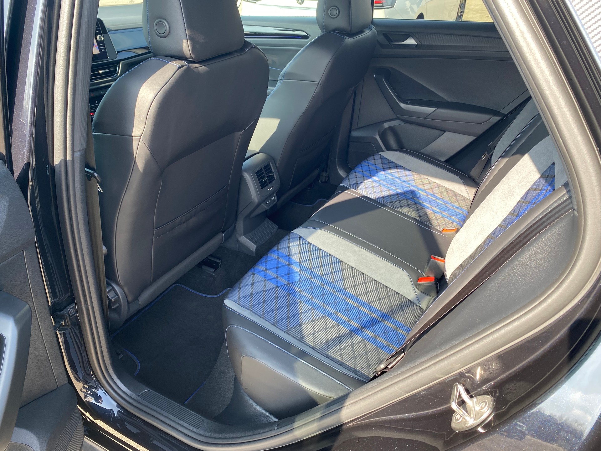 VW T-Roc 2.0 TSI R 300PS Black-Style DSG 4Motion **Akrapovič-Abgasanlage**-image-7