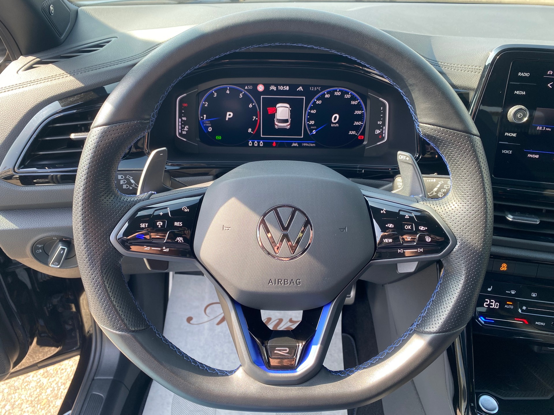 VW T-Roc 2.0 TSI R 300PS Black-Style DSG 4Motion **Akrapovič-Abgasanlage**-image-14