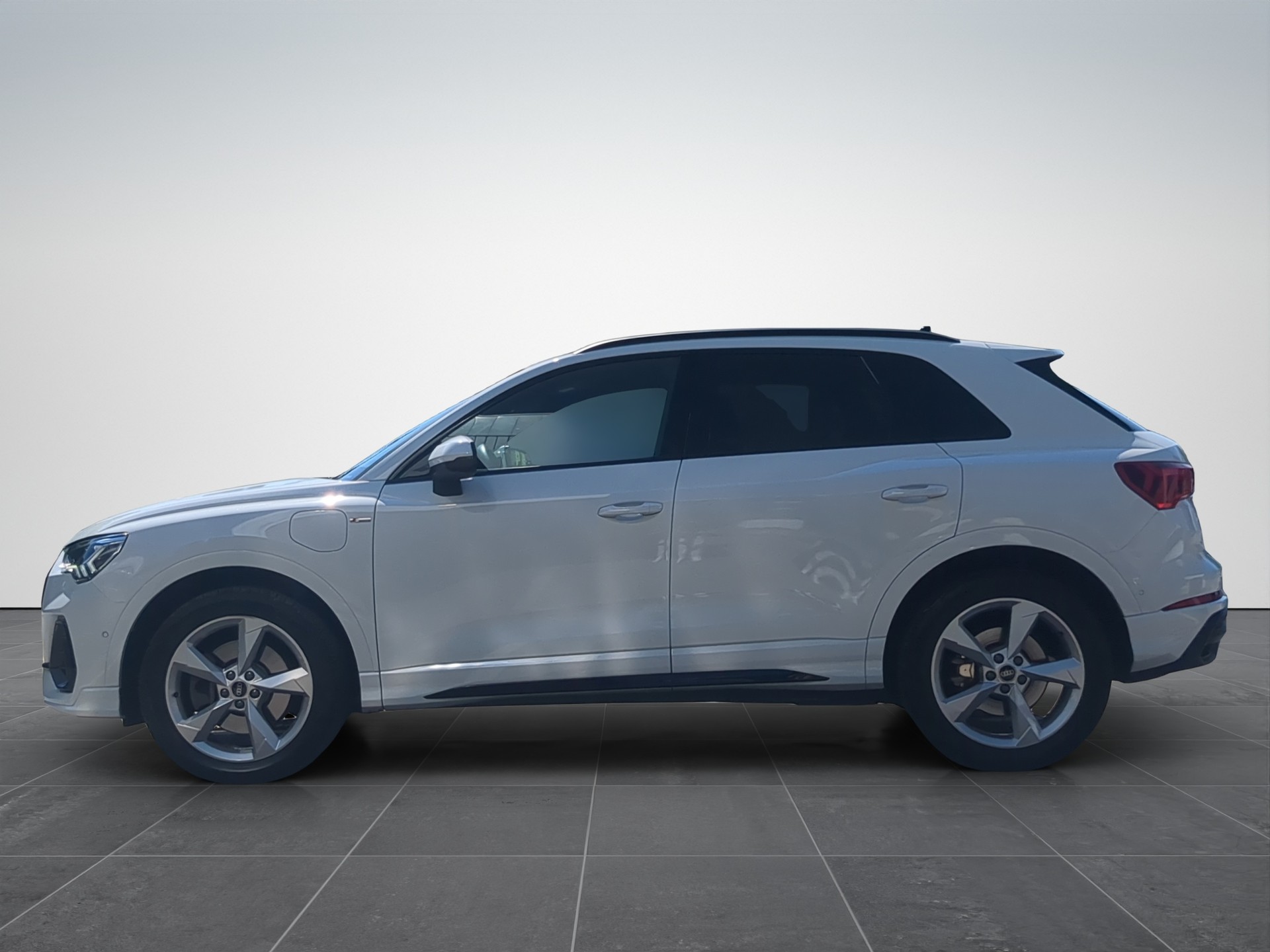 AUDI Q3 45 TFSI e S line S-tronic-image-1