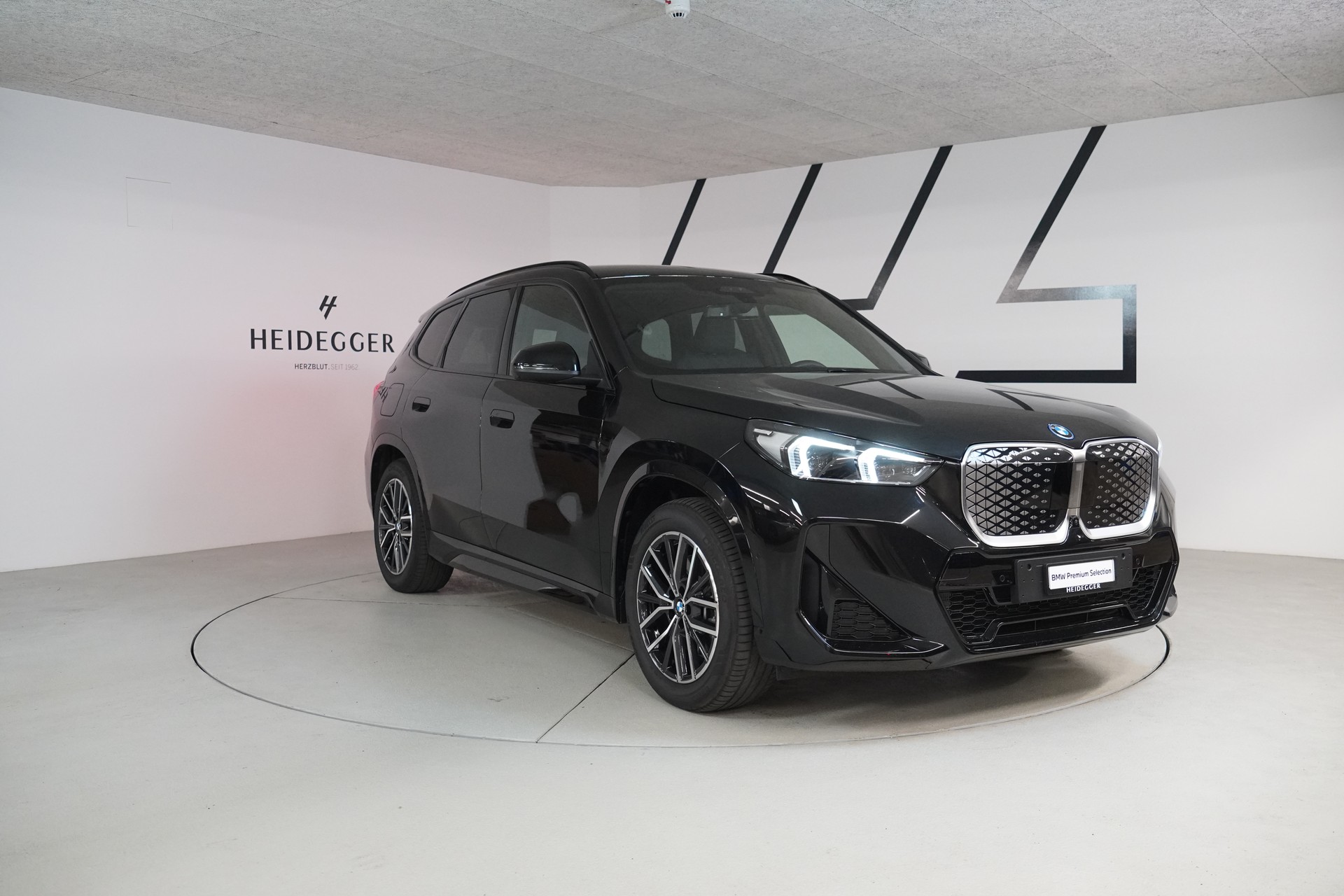 BMW iX1 xDrive 30 M Sport-image-2