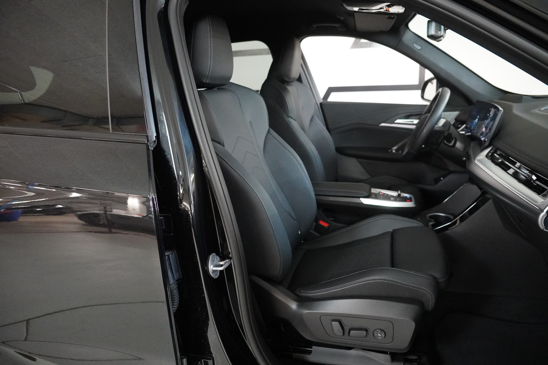 BMW iX1 xDrive 30 M Sport-image-14