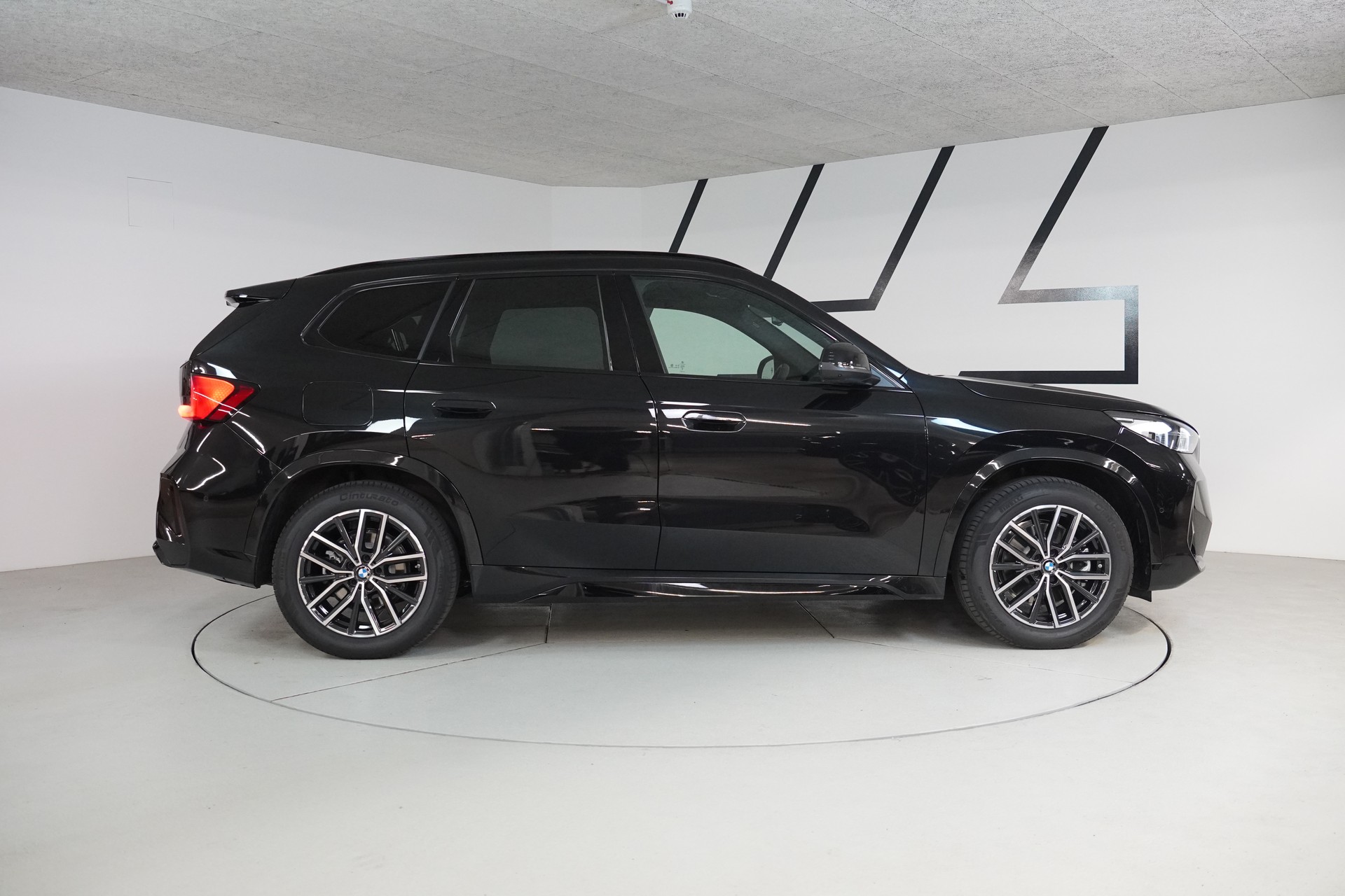 BMW iX1 xDrive 30 M Sport-image-7