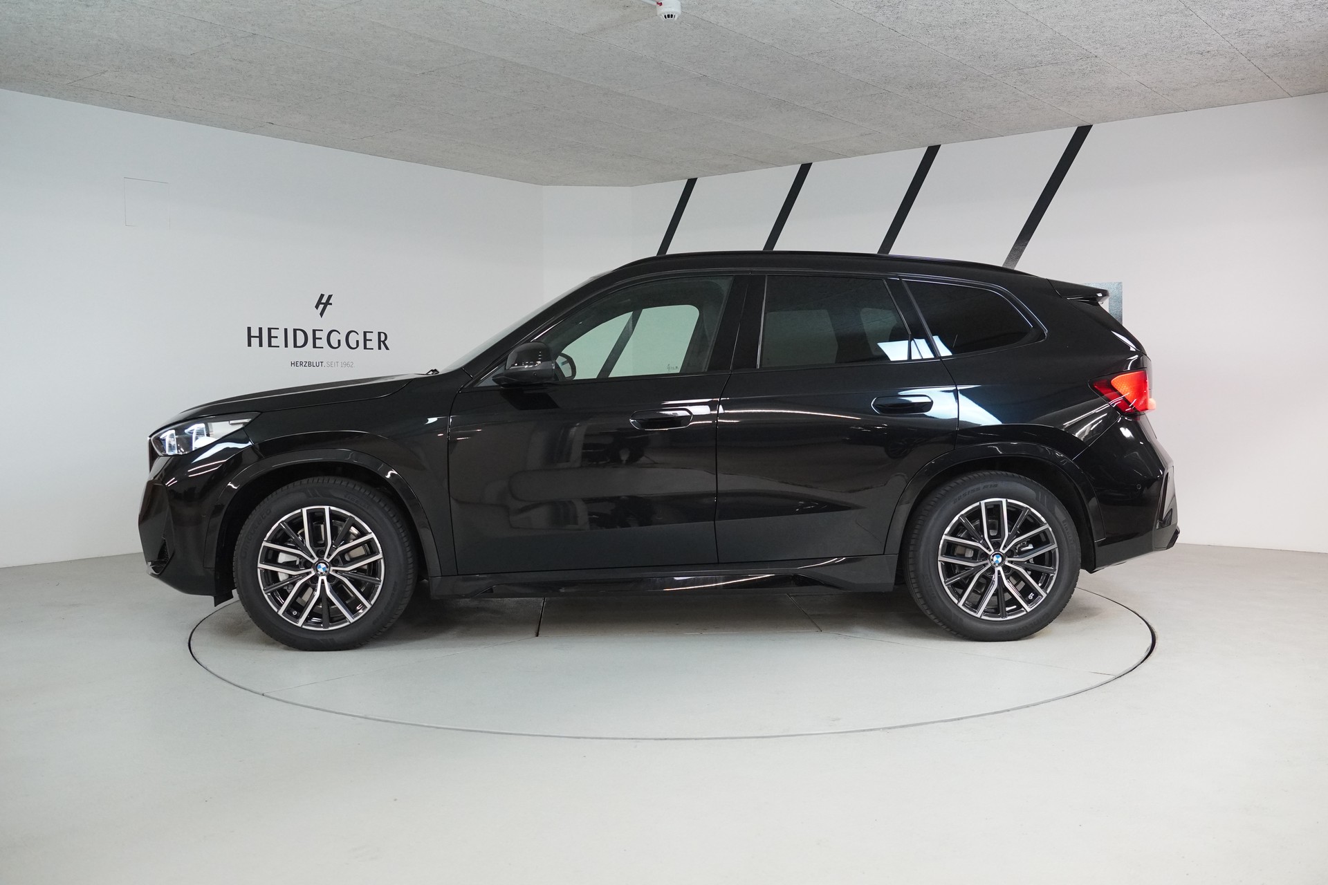 BMW iX1 xDrive 30 M Sport-image-3