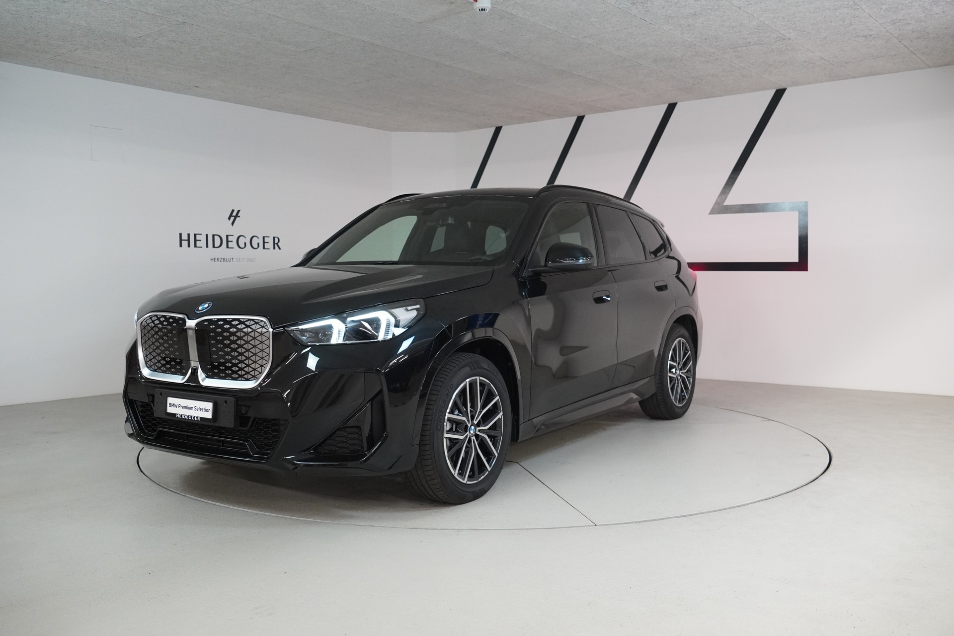 BMW iX1 xDrive 30 M Sport-image-0
