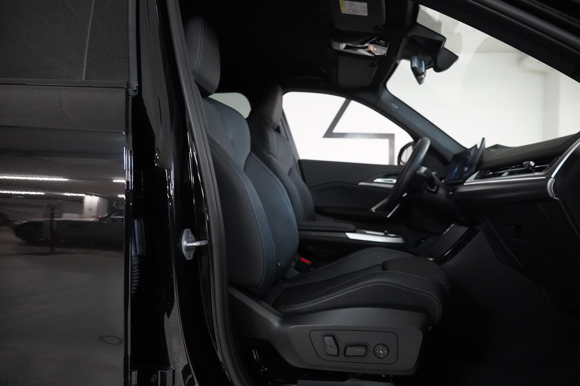 BMW iX1 xDrive 30 M Sport-image-13