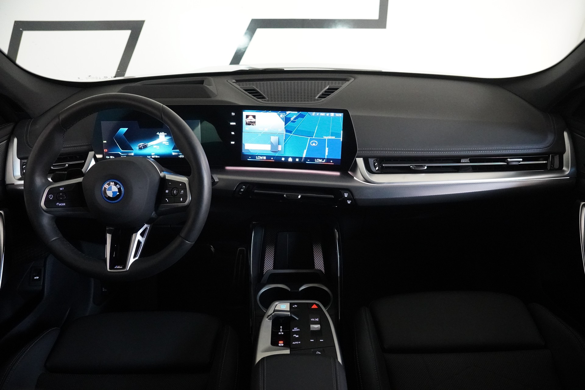 BMW iX1 xDrive 30 M Sport-image-17