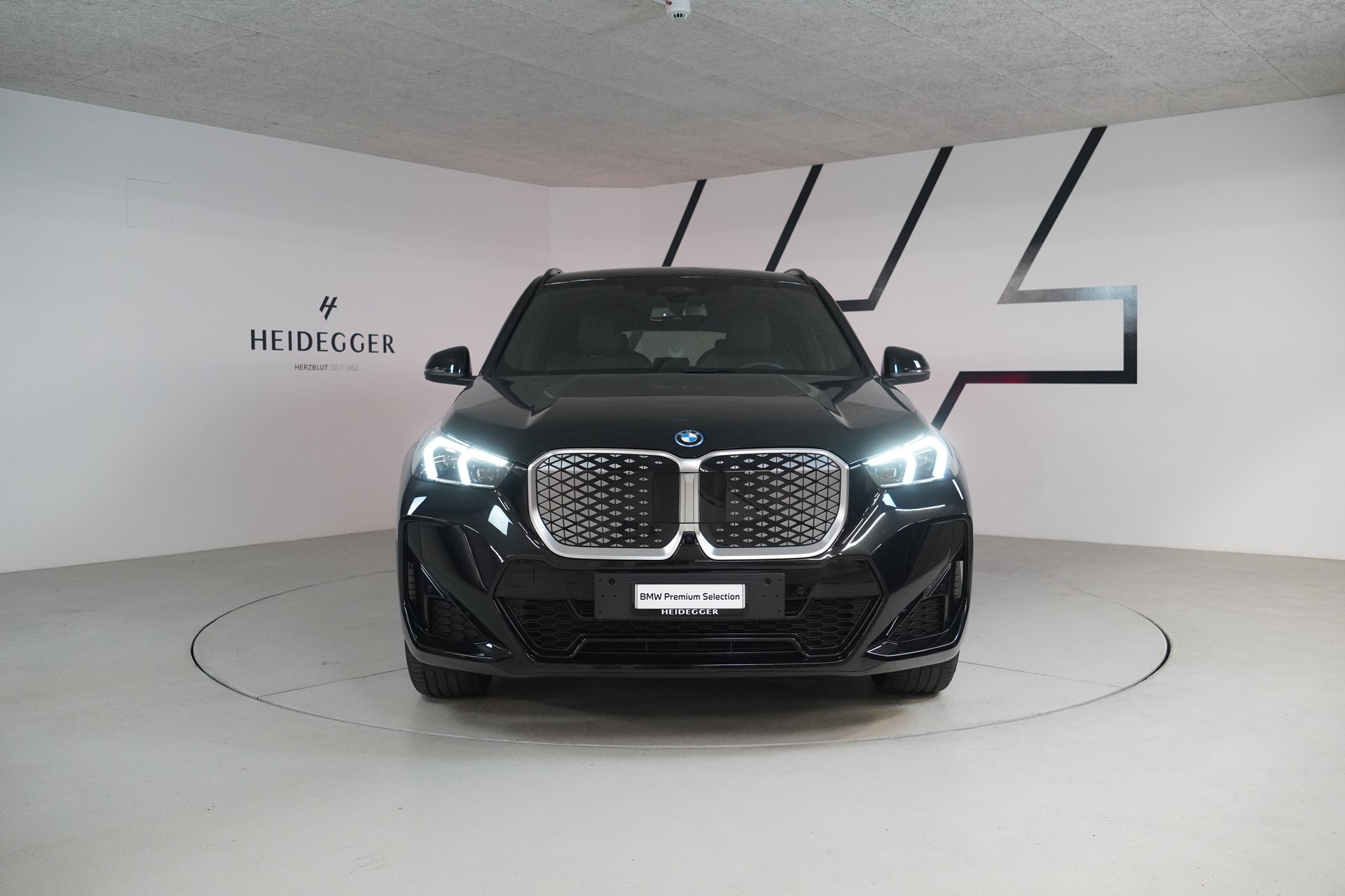 BMW iX1 xDrive 30 M Sport-image-1