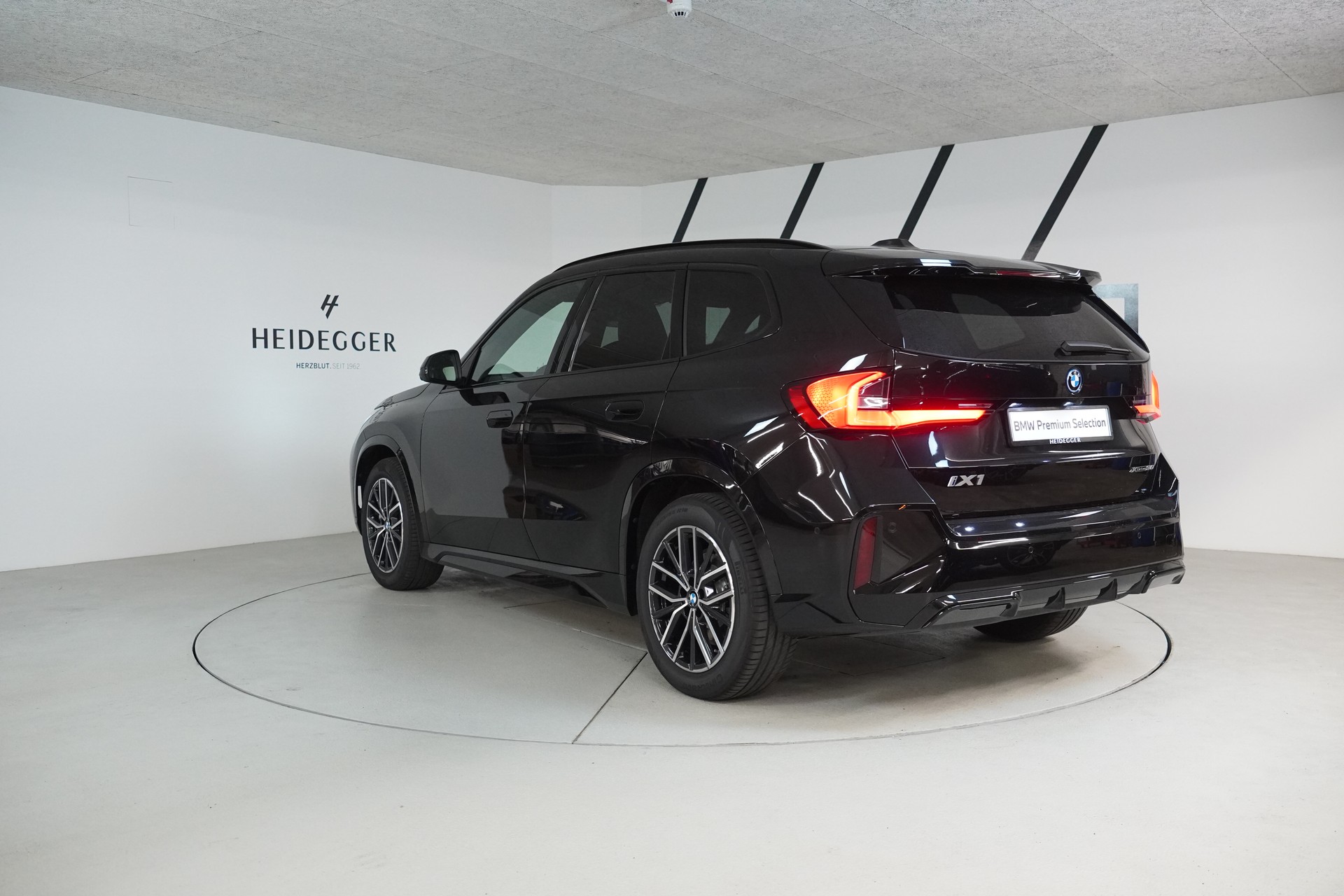 BMW iX1 xDrive 30 M Sport-image-4