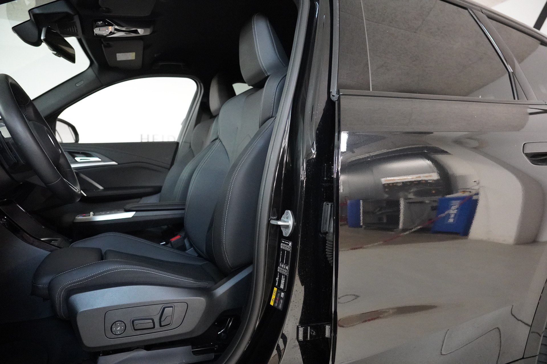 BMW iX1 xDrive 30 M Sport-image-10