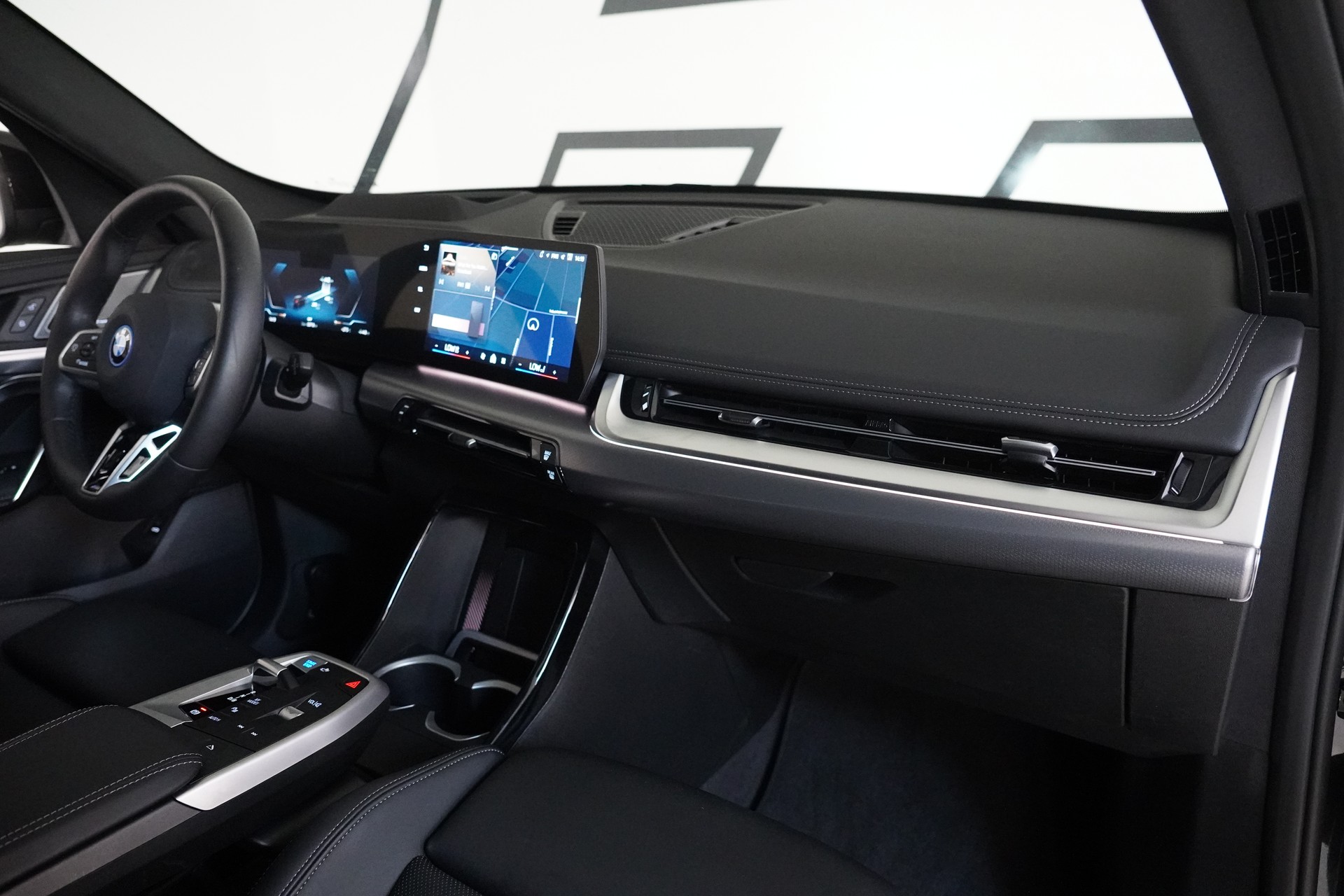 BMW iX1 xDrive 30 M Sport-image-16