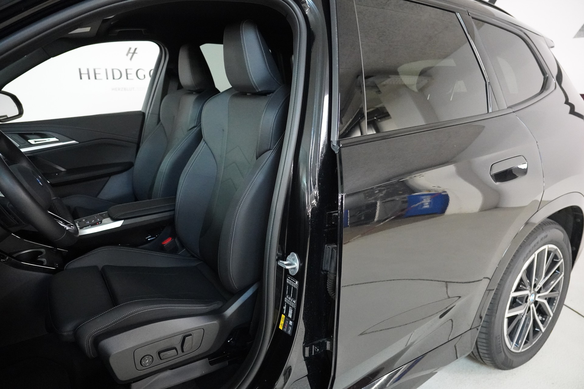 BMW iX1 xDrive 30 M Sport-image-11