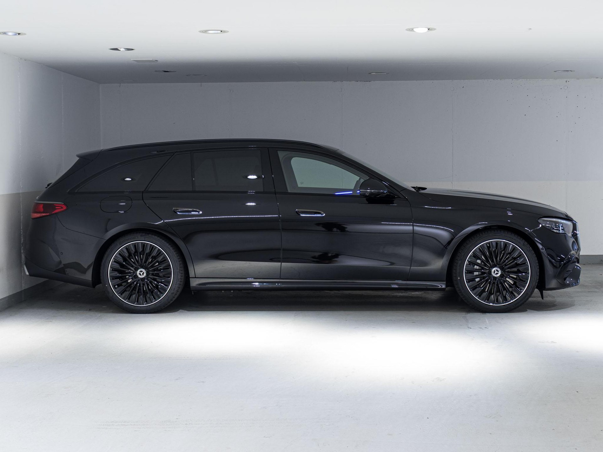 MERCEDES-BENZ E 220 d 4MATIC T-Modell "Swiss Star"-image-1