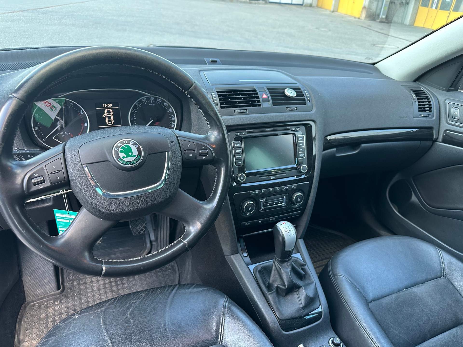 SKODA Octavia Combi 1.8 TSI Laurin & Klement 4x4-image-4