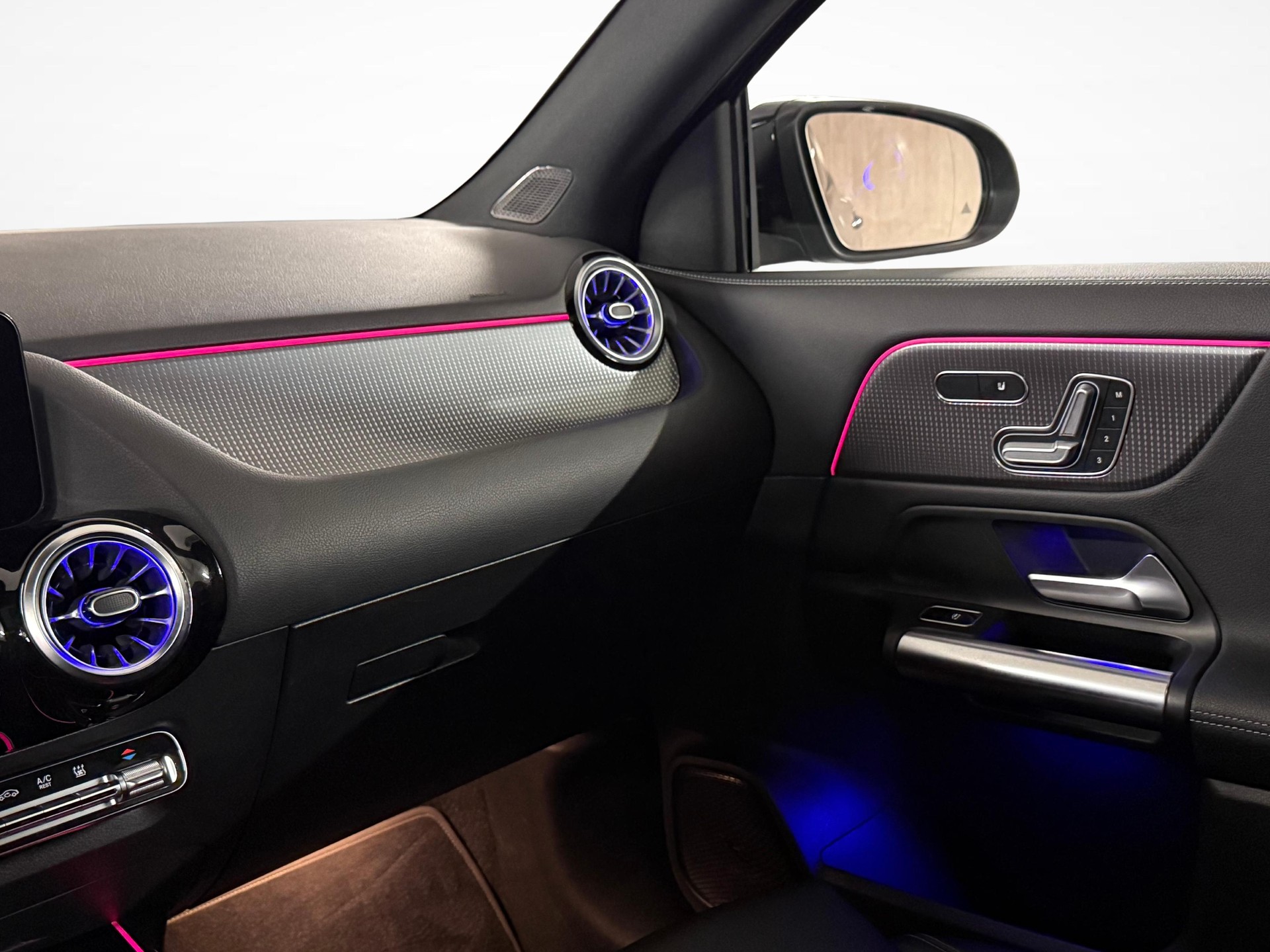 MERCEDES-BENZ GLA 250 e Style-image-18