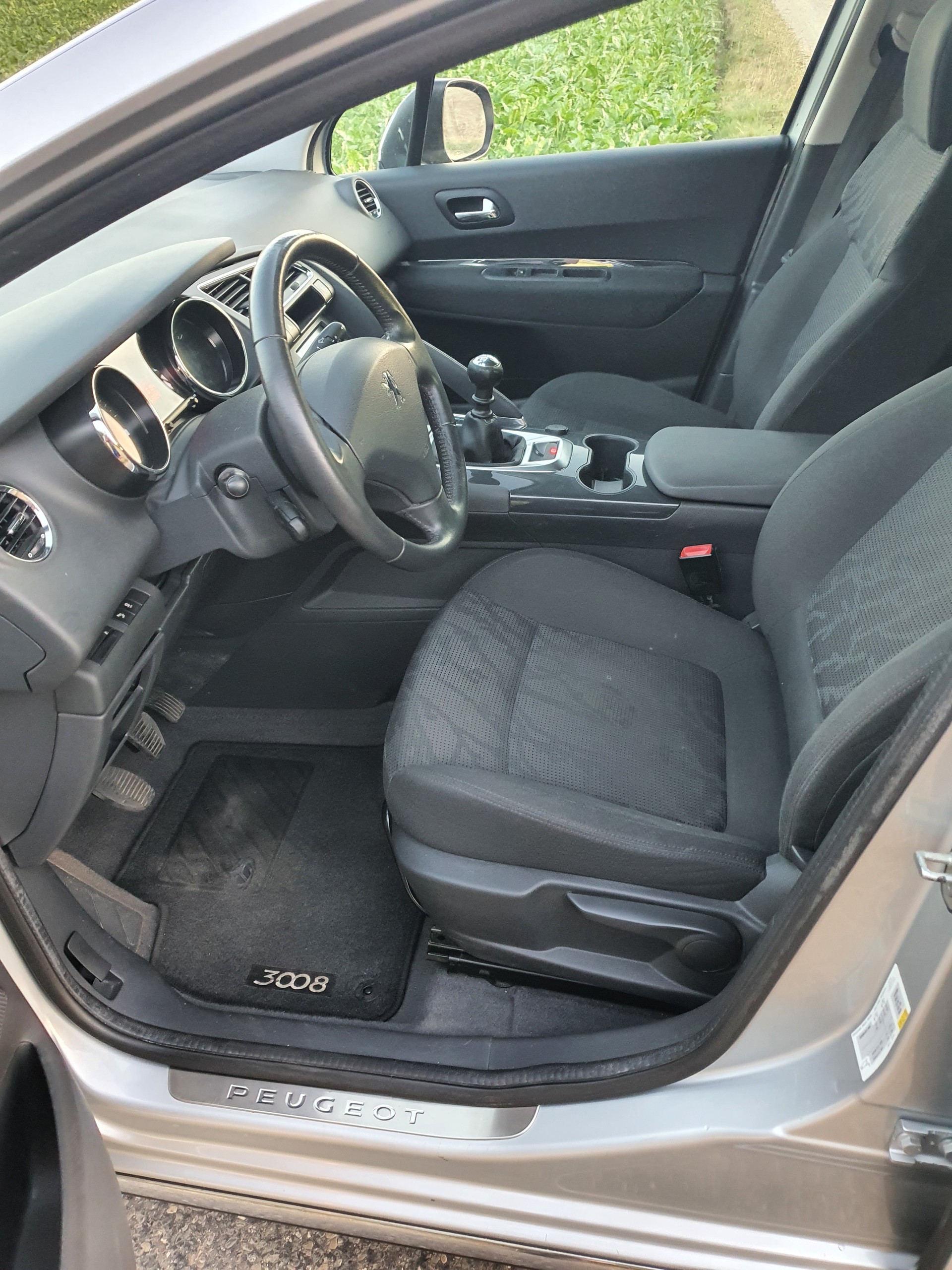 PEUGEOT 3008 1.6 16V T Swiss Edition-image-8