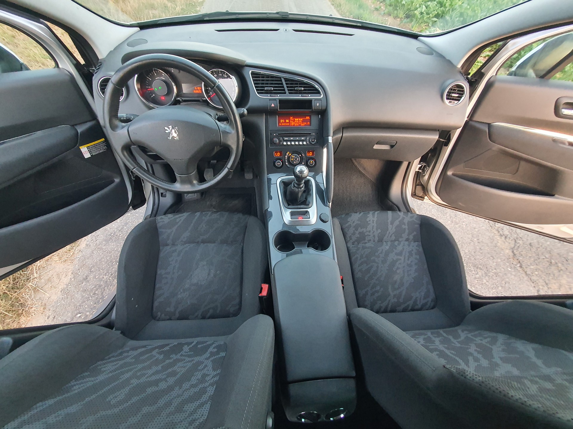 PEUGEOT 3008 1.6 16V T Swiss Edition-image-14