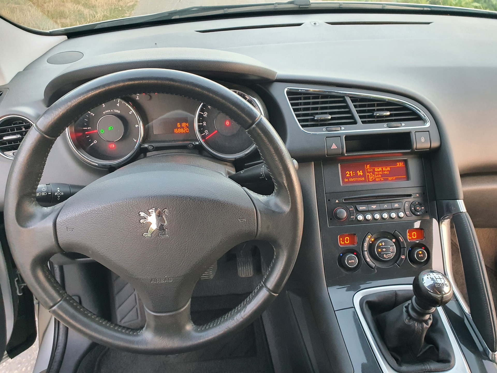 PEUGEOT 3008 1.6 16V T Swiss Edition-image-15