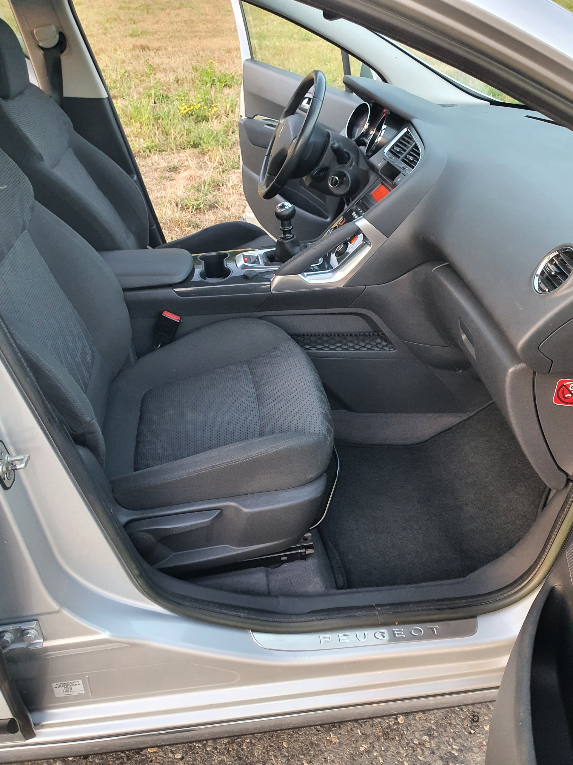 PEUGEOT 3008 1.6 16V T Swiss Edition-image-9
