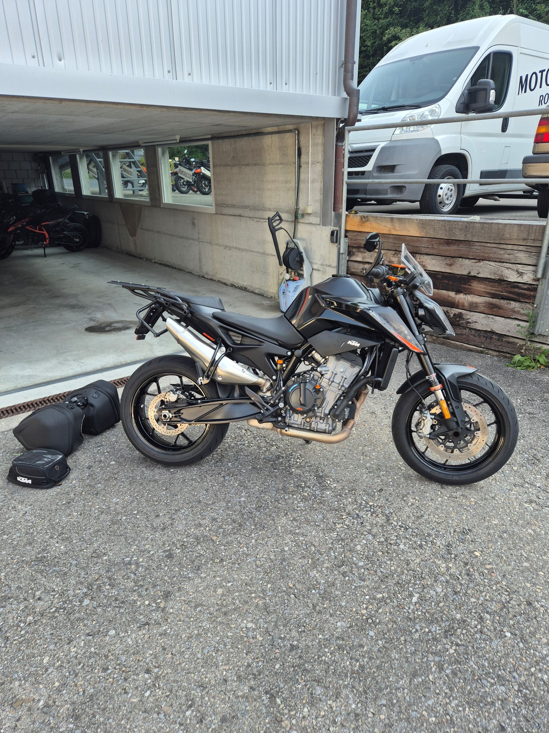 KTM 890 Duke-image-8