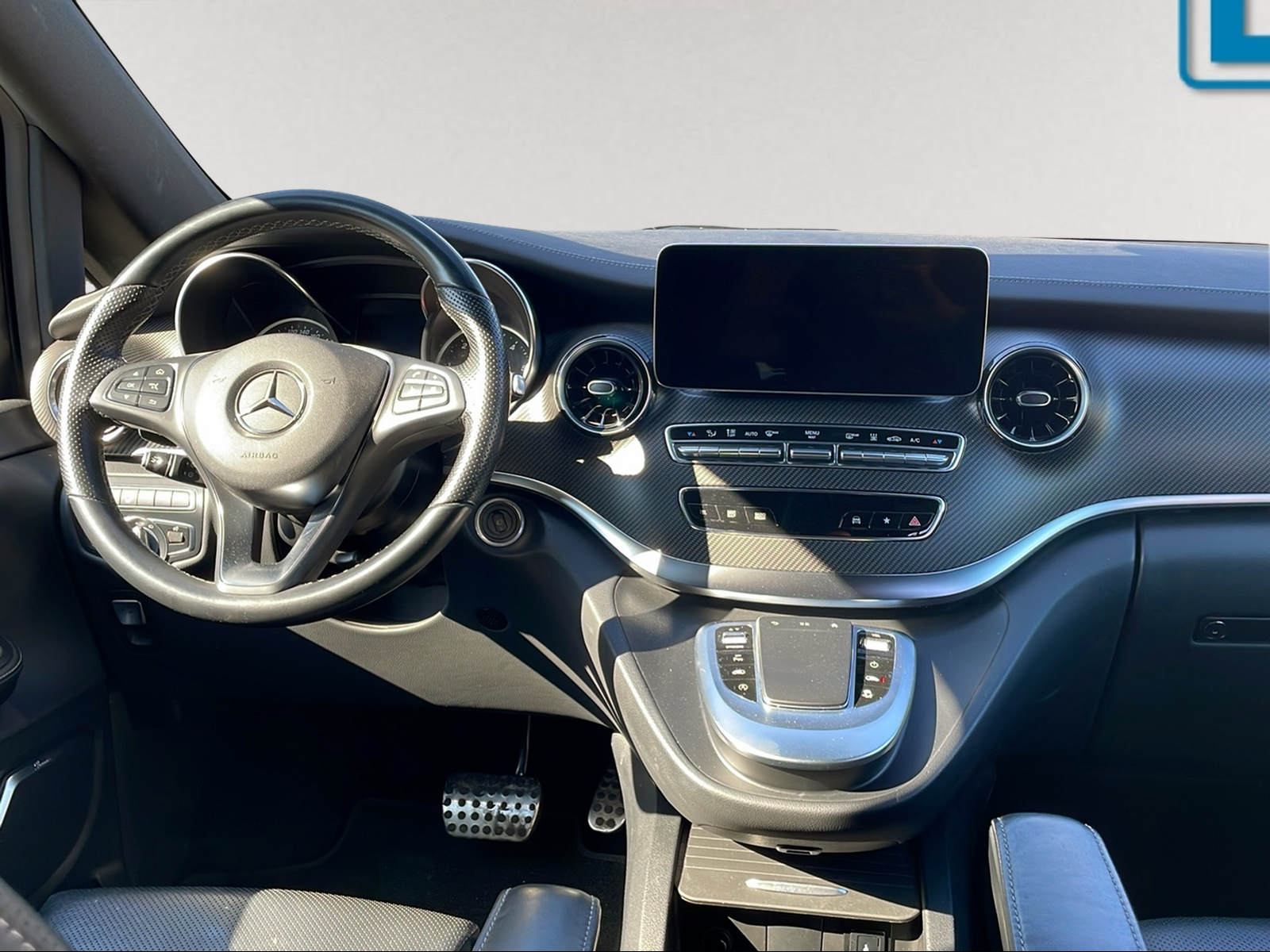 MERCEDES-BENZ V 300 d lang Swiss Edition 4Matic 9G-Tronic-image-5