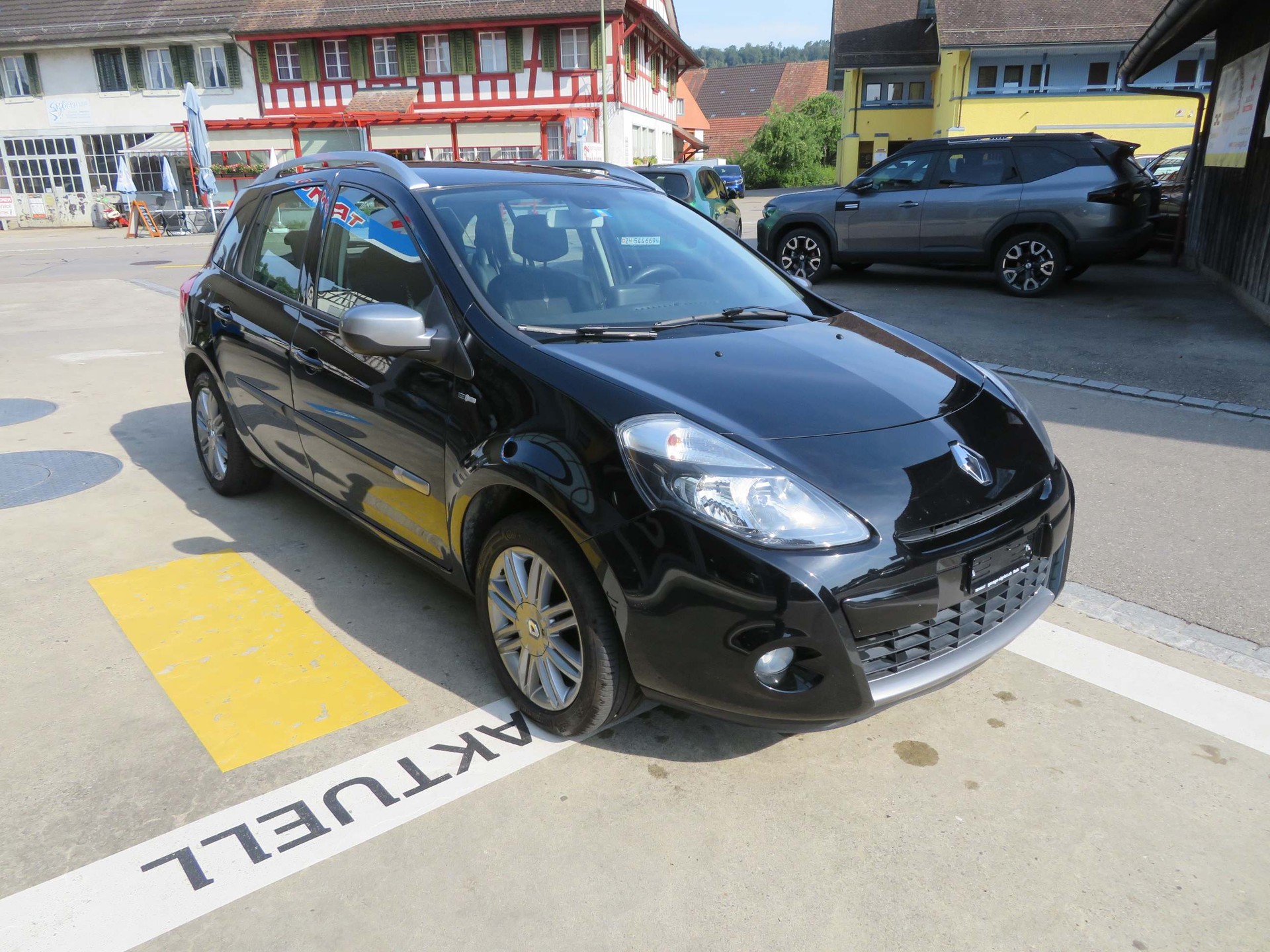 RENAULT Clio Grandtour 1.2 TCe 100 Night&Day-showroom-element-3