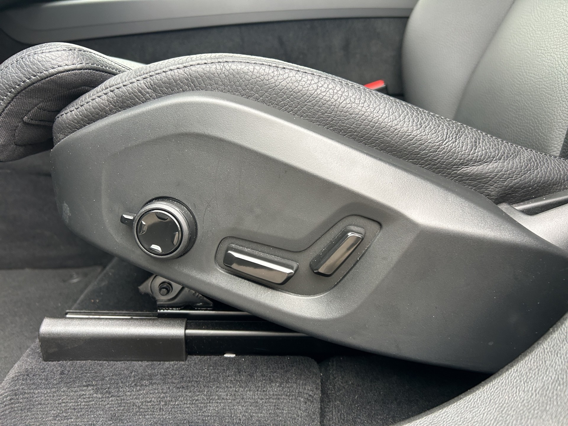 VOLVO XC60 2.0 T6 TE Xcentric eAWD-image-13