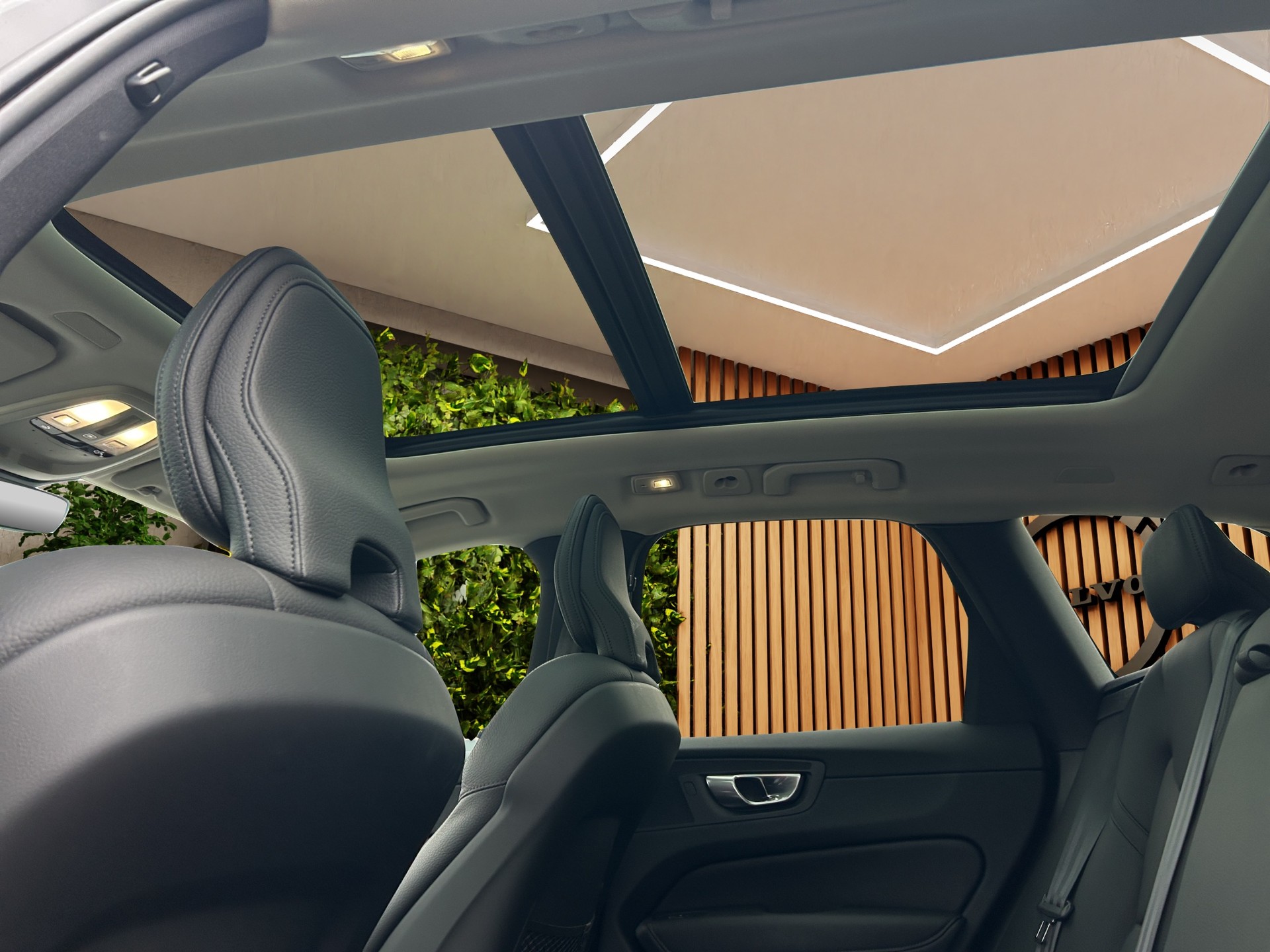 VOLVO XC60 2.0 T6 TE Xcentric eAWD-image-10