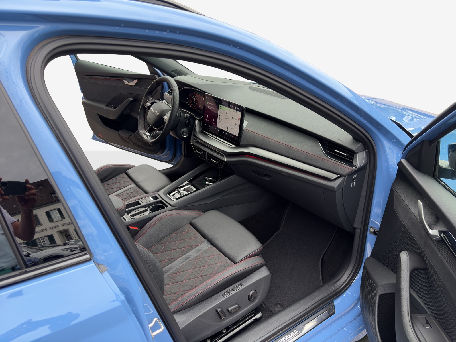 SKODA Octavia Combi 2.0 TSI DSG RS 30 Years Edition-image-13