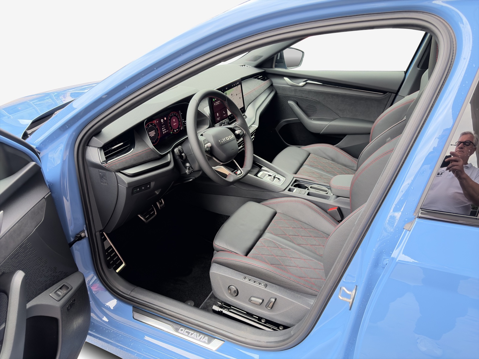SKODA Octavia Combi 2.0 TSI DSG RS 30 Years Edition-image-7