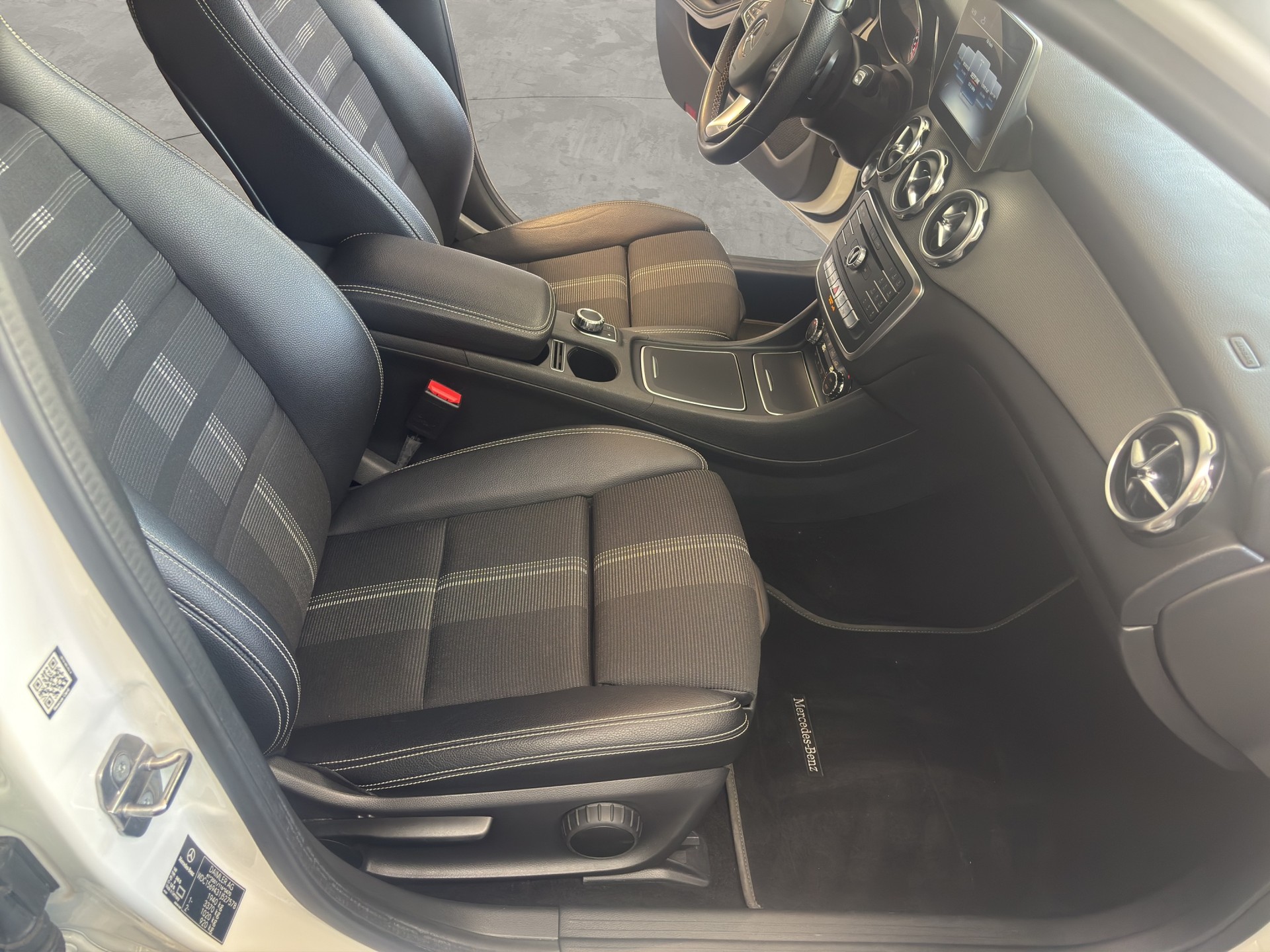 MERCEDES-BENZ GLA 200 Night Star 7G-DCT-image-16