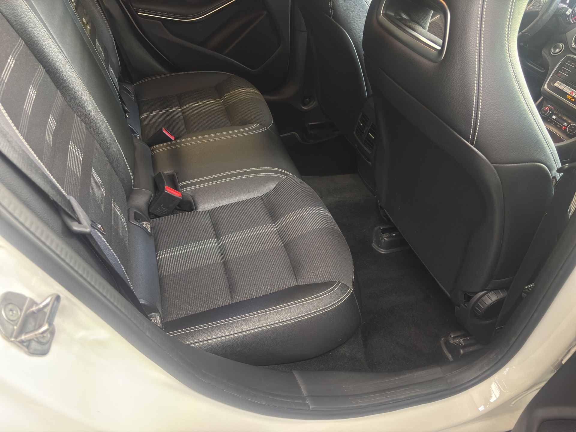 MERCEDES-BENZ GLA 200 Night Star 7G-DCT-image-19